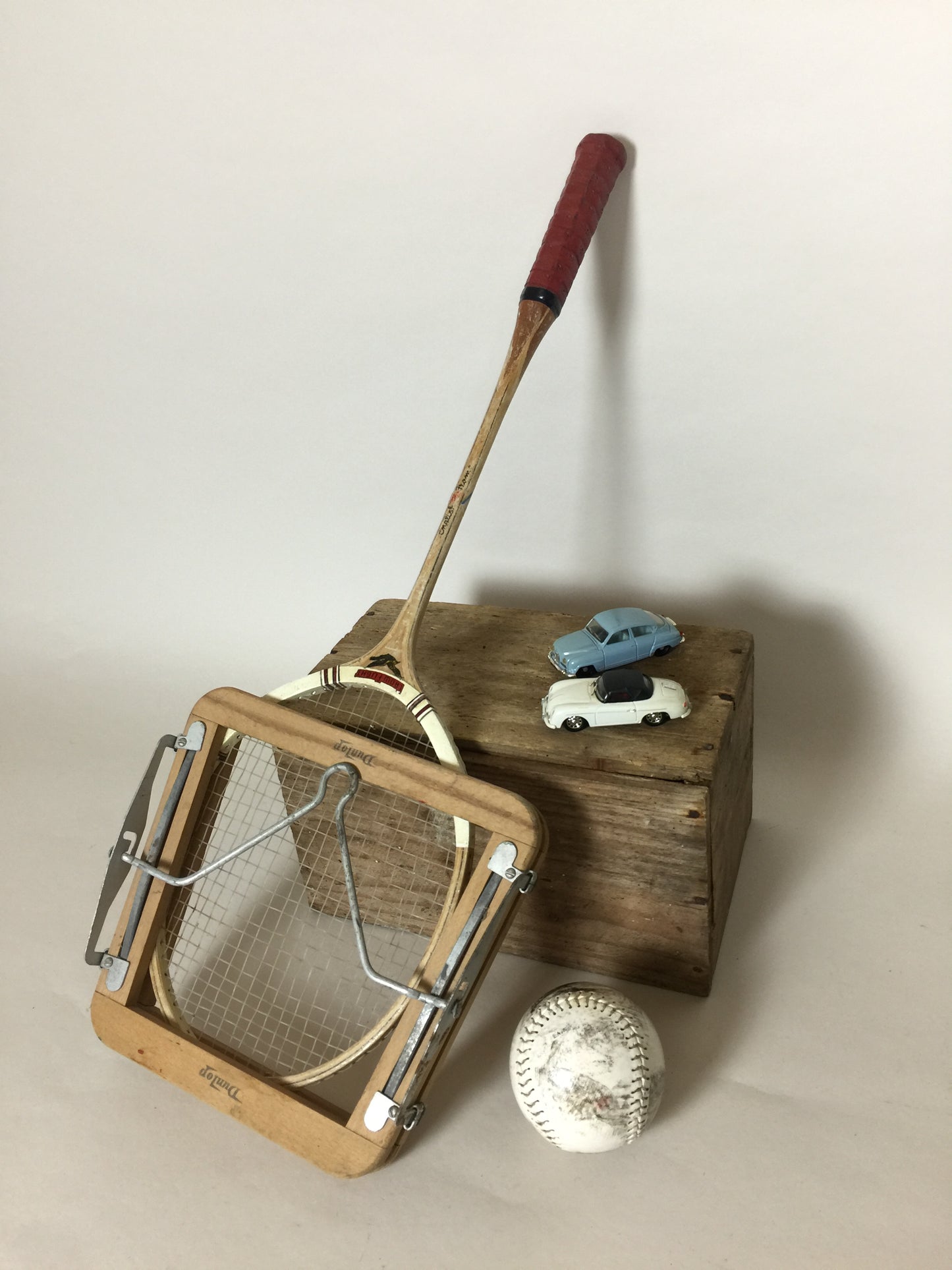 Gammel og dekorativ badmintonketcher med ramme