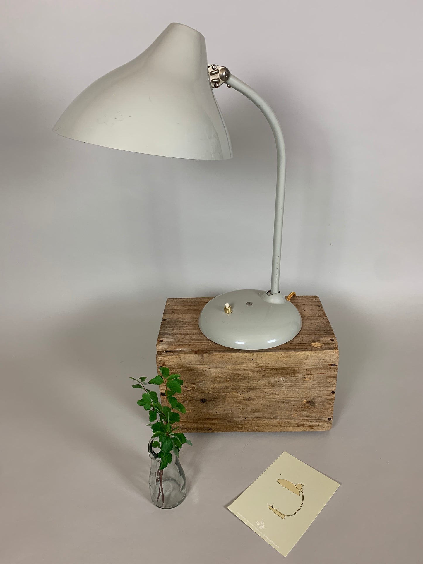 Grå Hala bordlampe med skønne bløde linier