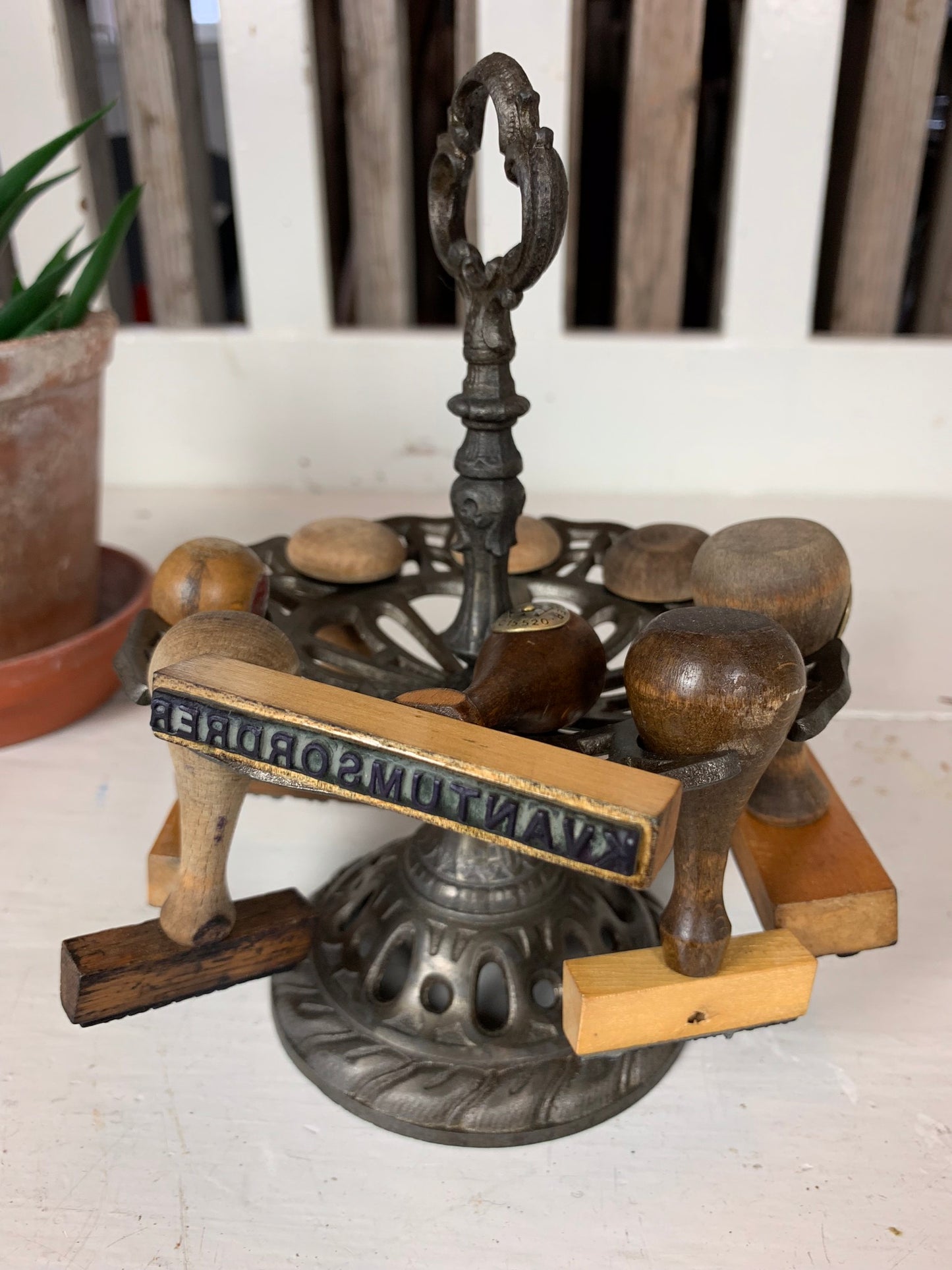 Gamle stempler med stempelholder