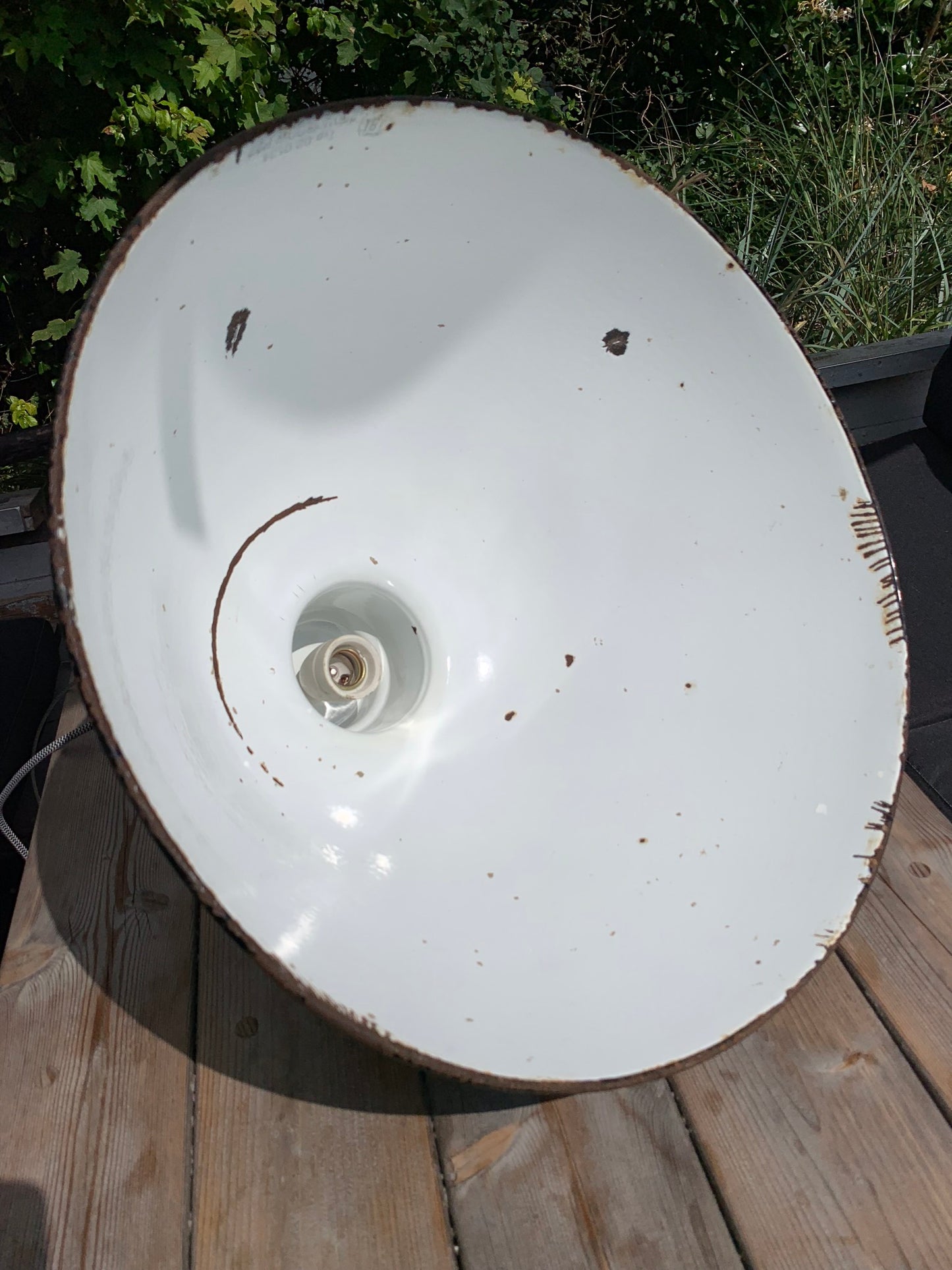 Stor rå og industriel lampe