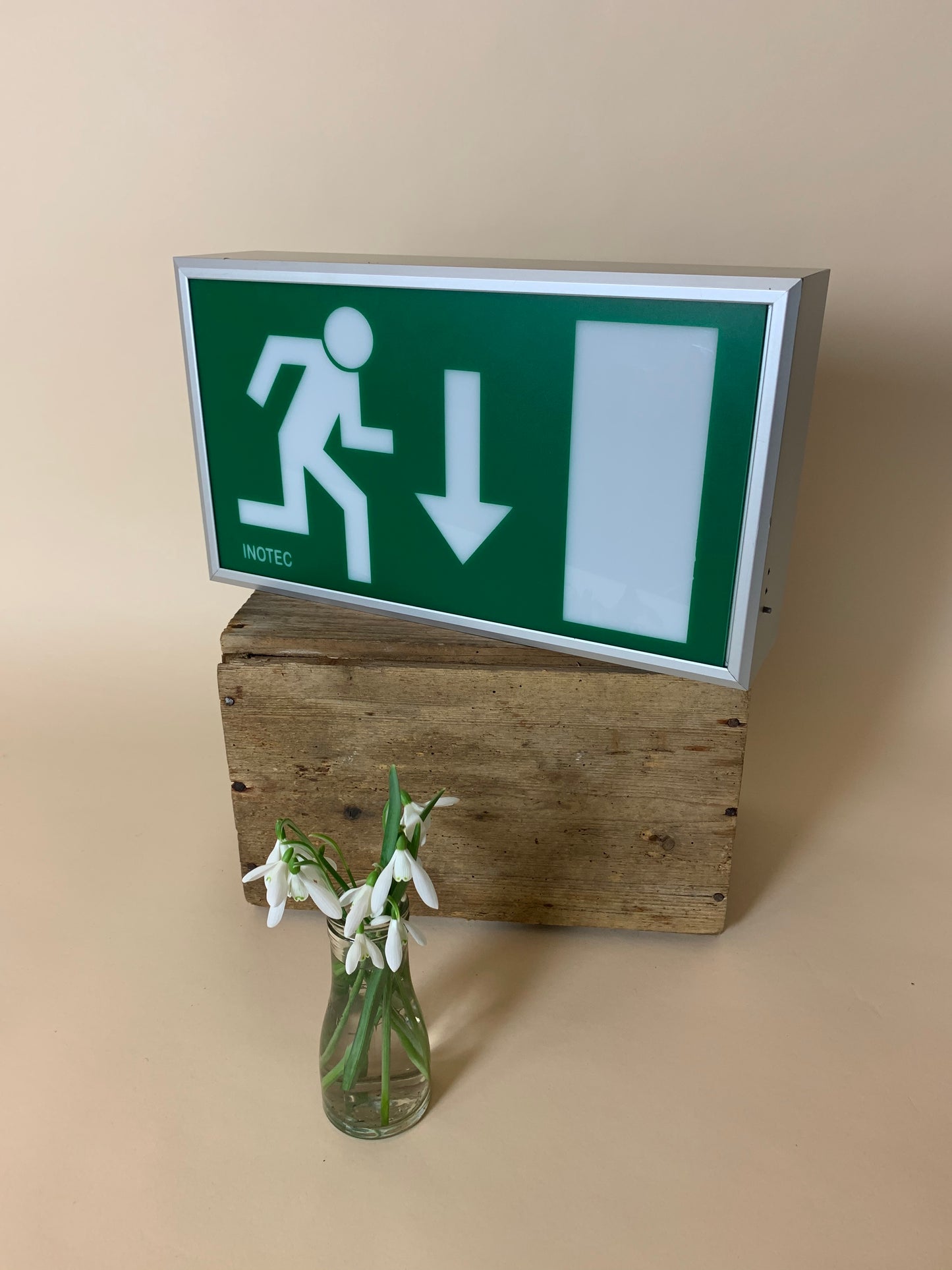 Lysskilt der fungerer som lampe