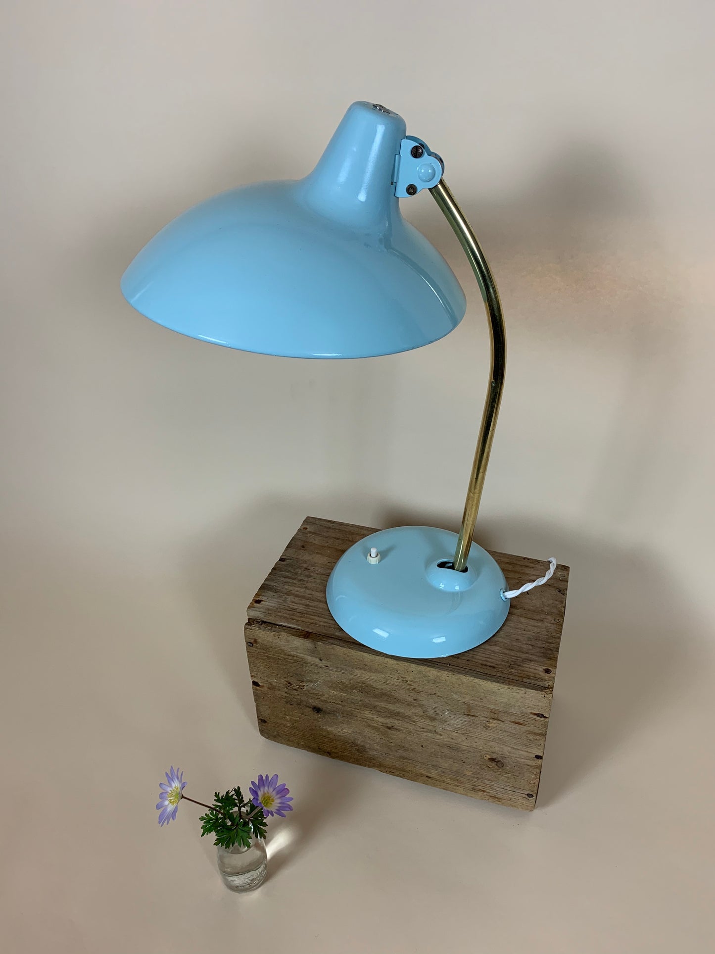 Christian Dell lampe 6786 i lyseblå med messingarm