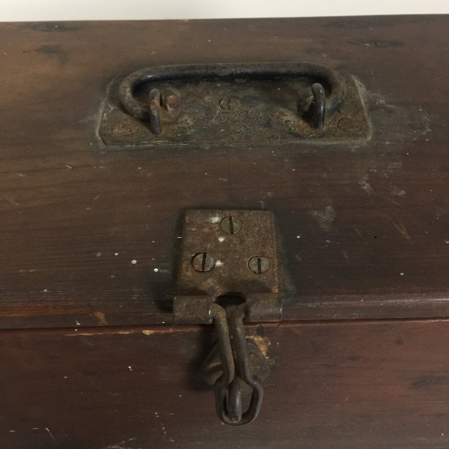 Smuk og meget gammel trækasse med låg