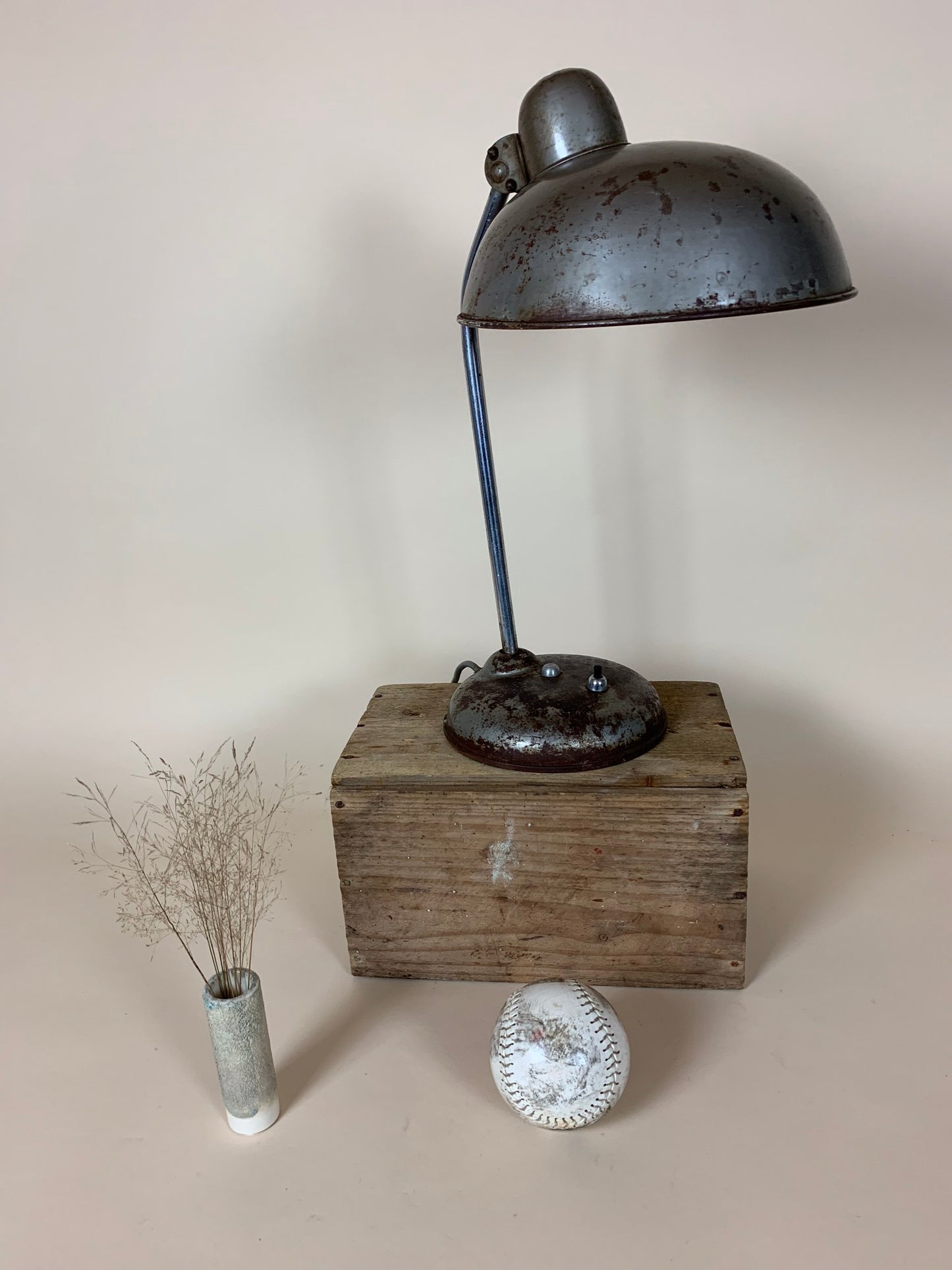 Helo bordlampe med masser af skøn patina