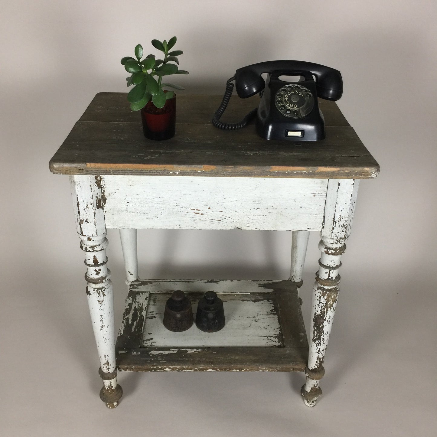 Lille bord med masser af patina
