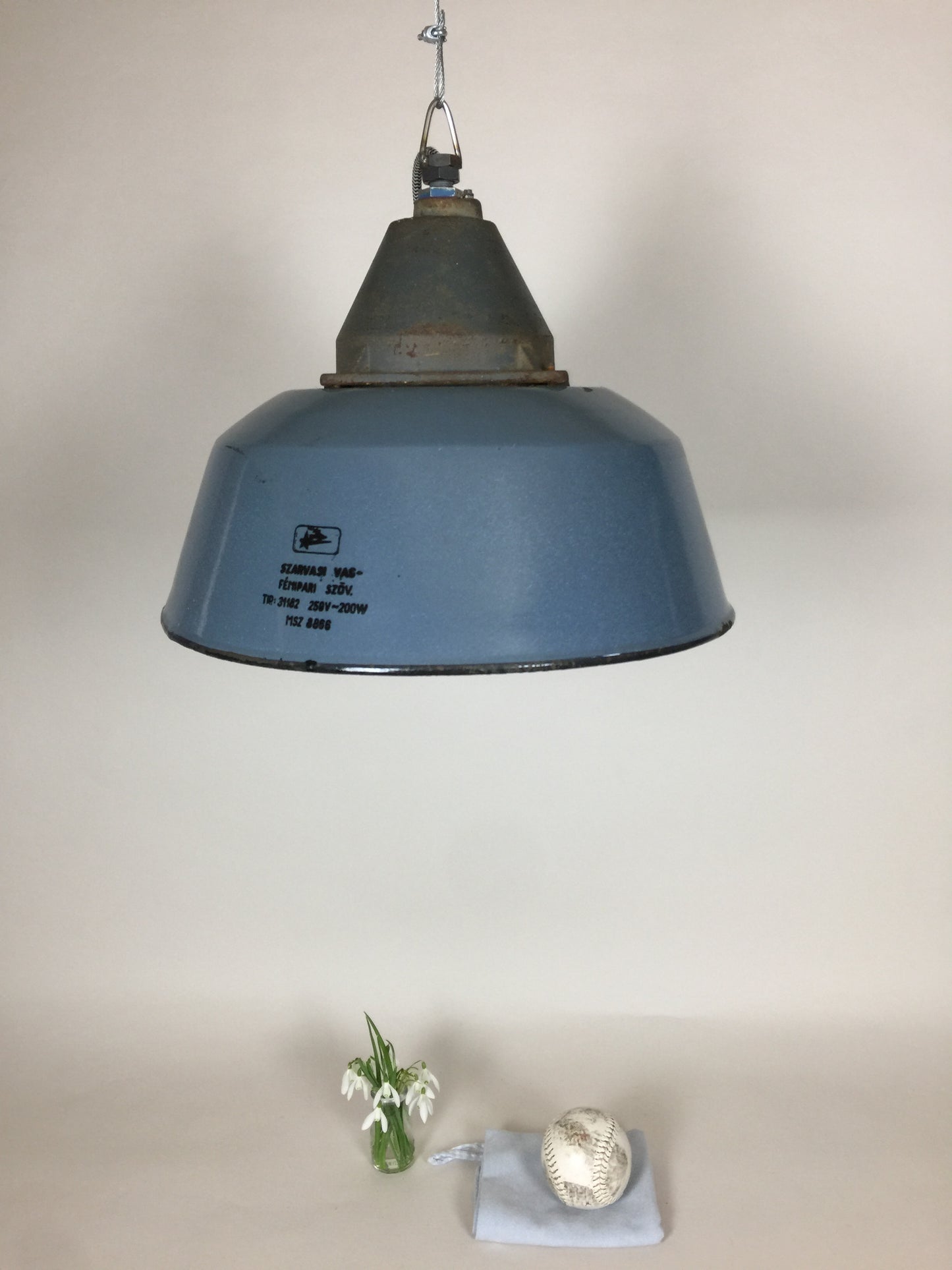 Rå og industriel lampe i skøn blå farve