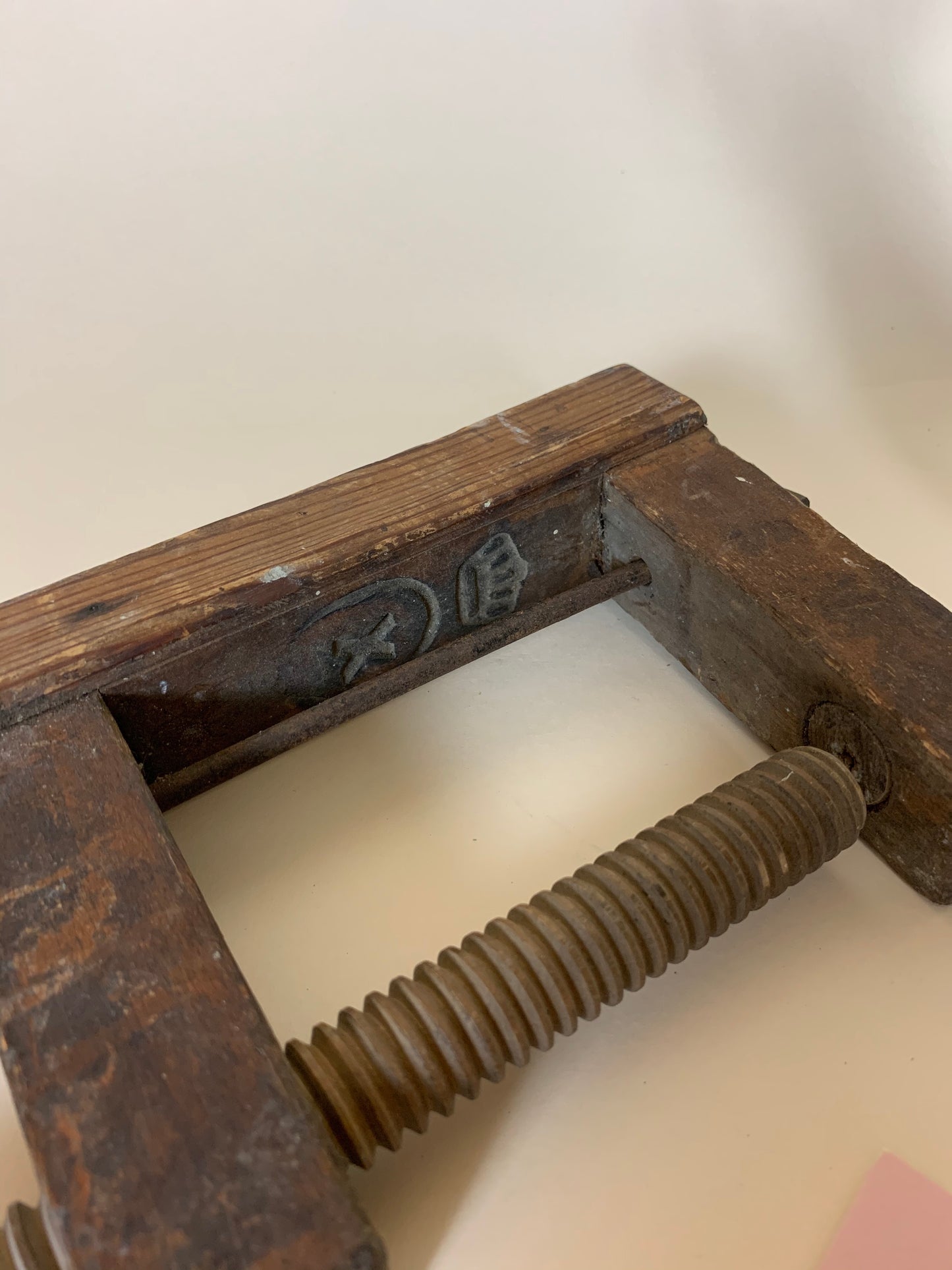 Skruetvinge med skønne detaljer