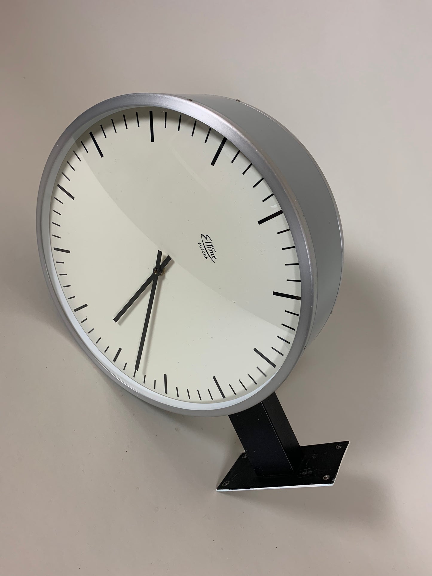 Smukt gammelt dobbeltsidigt ur med buede glas