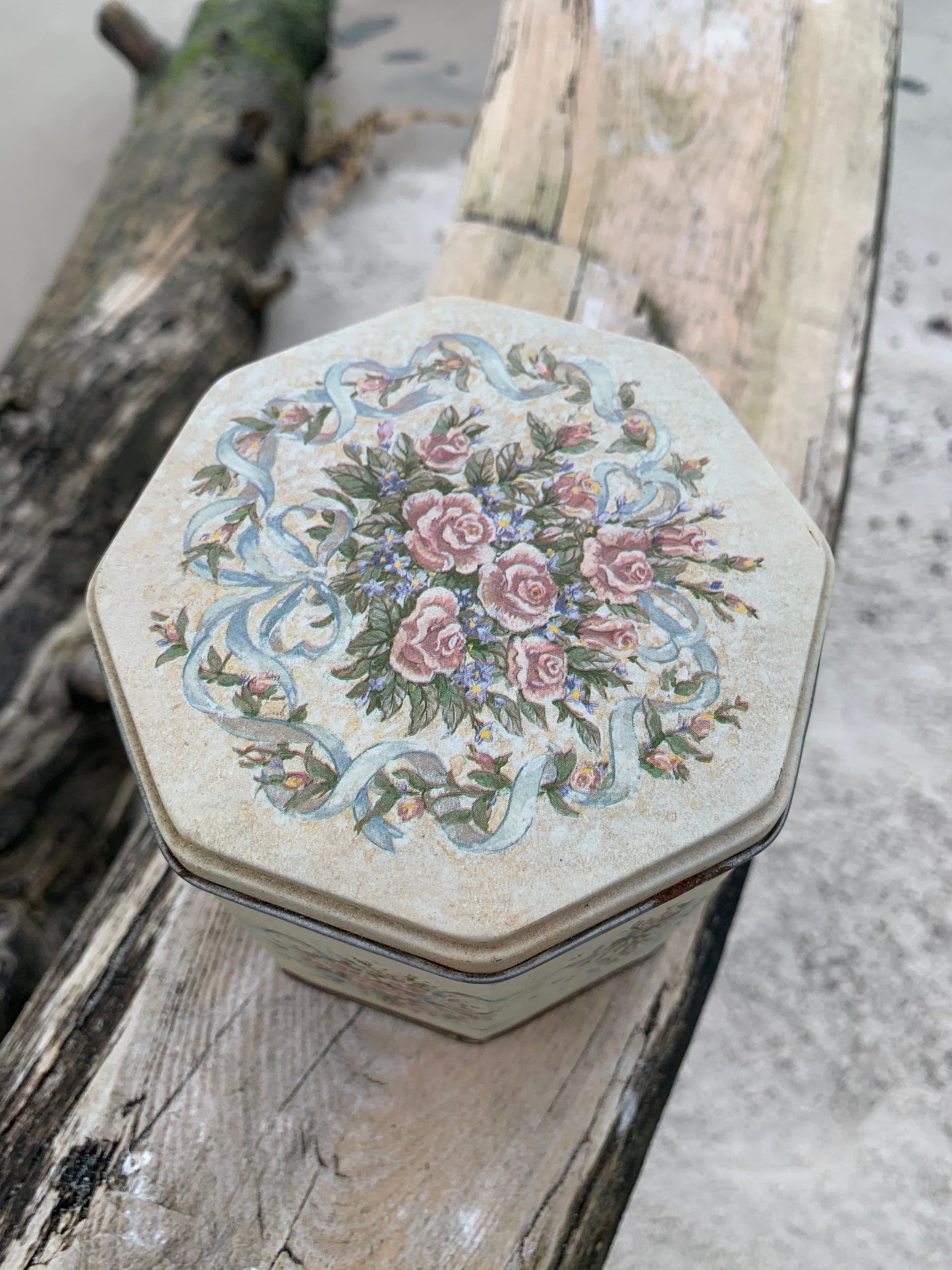 Kantet dåse med blomstermotiver