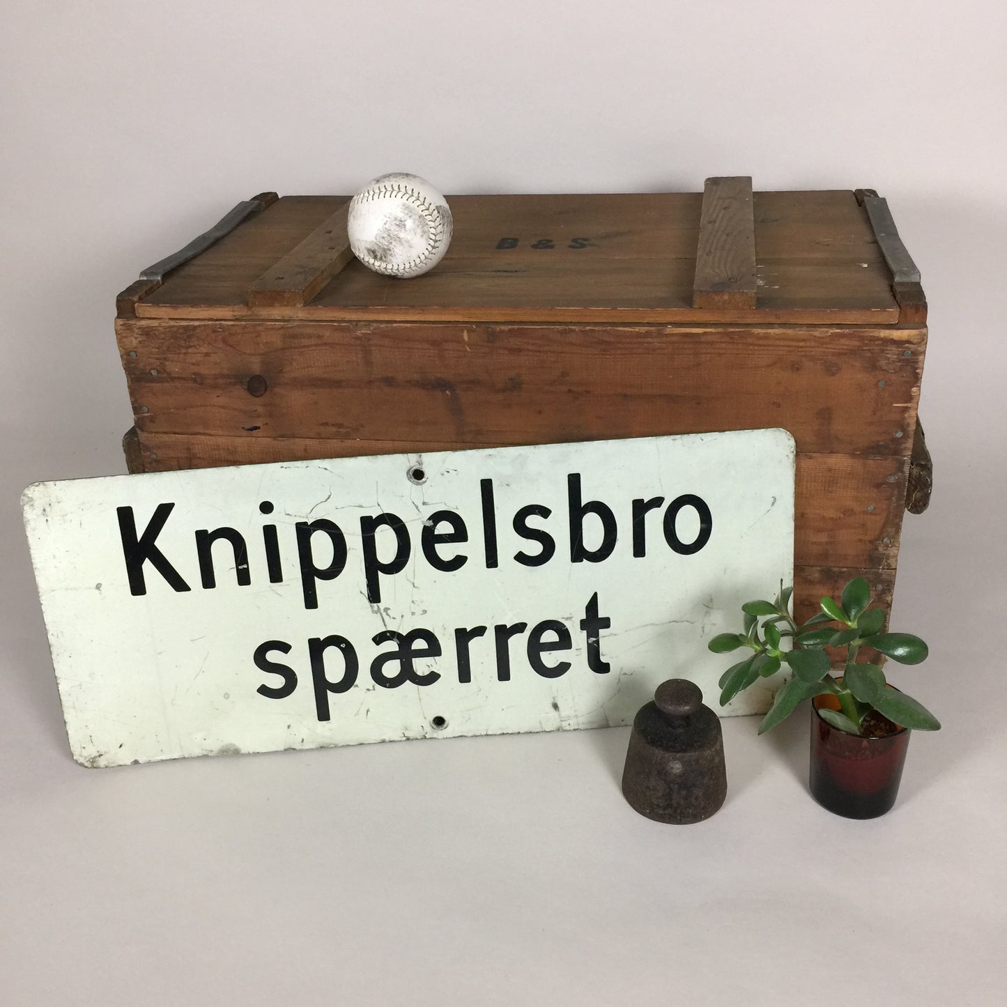 Skilt fra bro i København