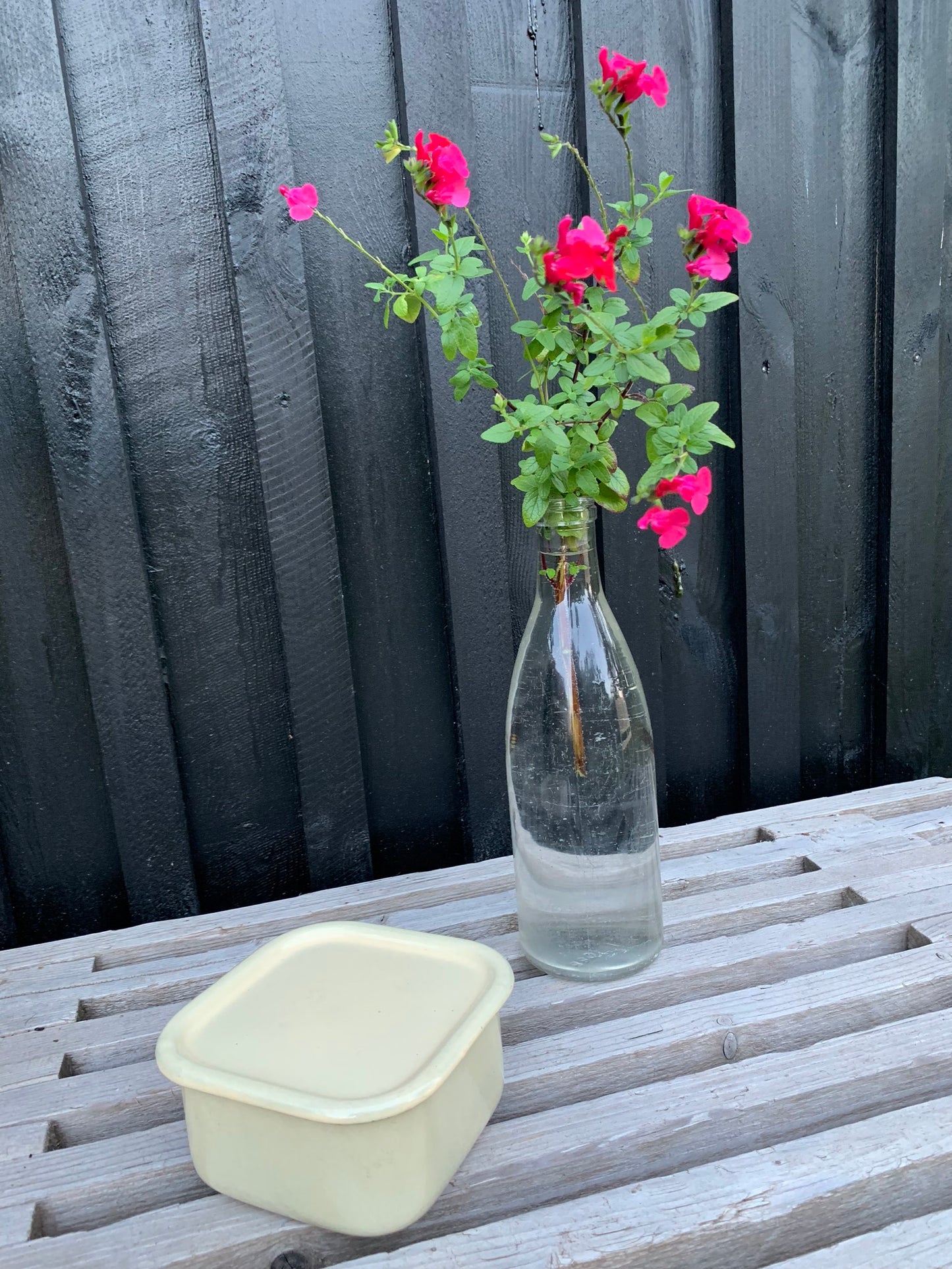 Emaljekrukke med låg