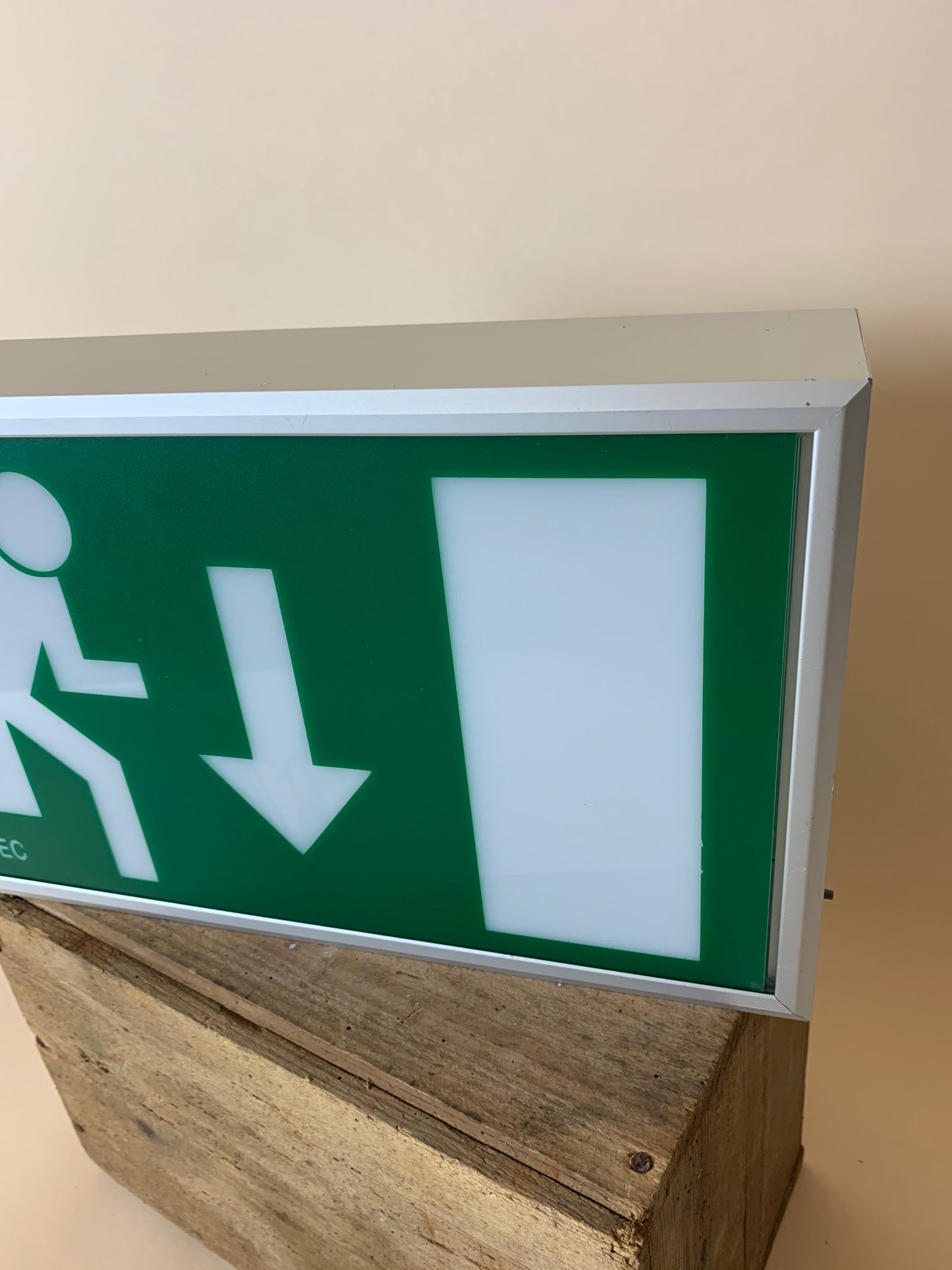 Lysskilt der fungerer som lampe