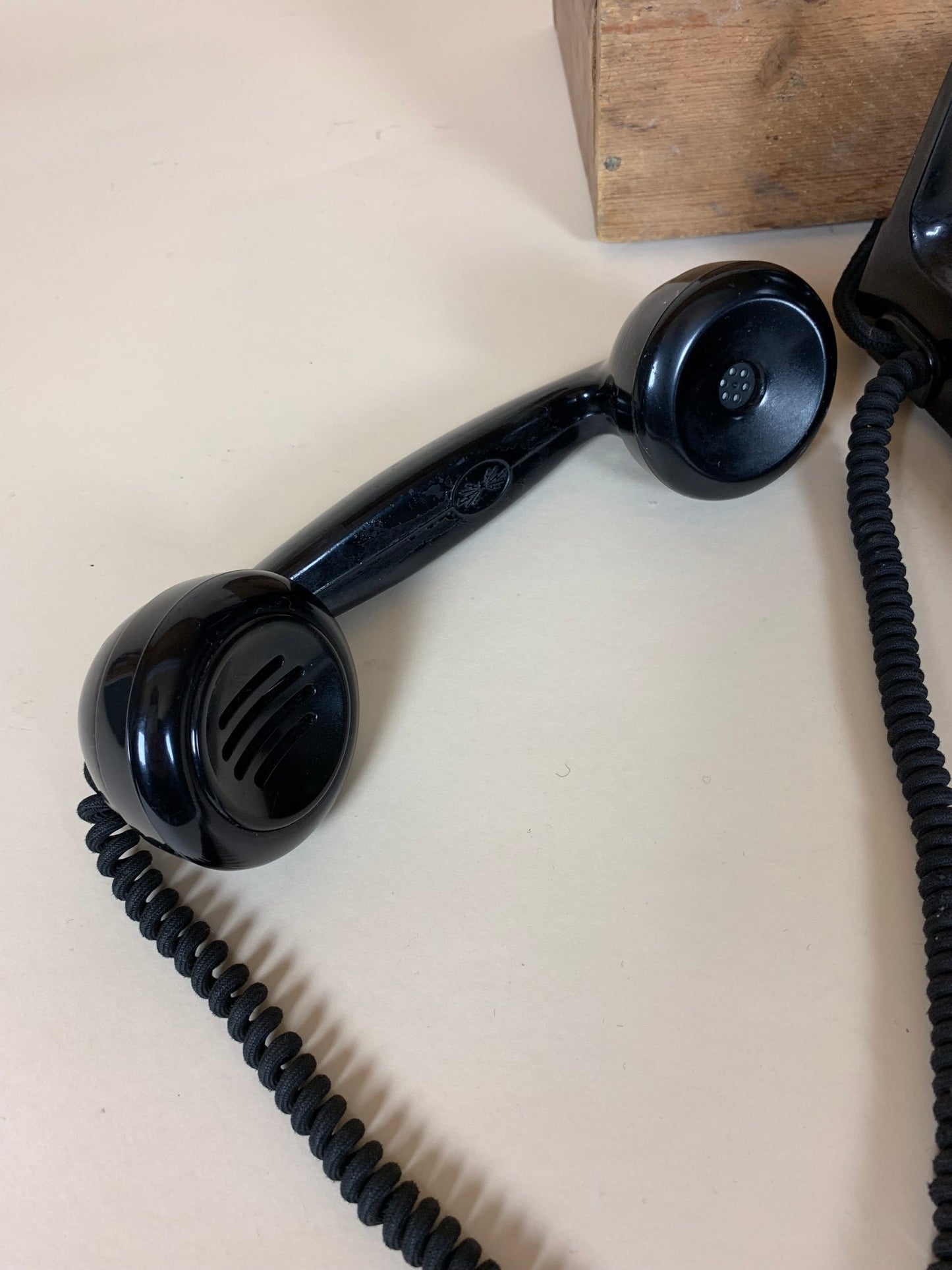 Gammel bakelit telefon