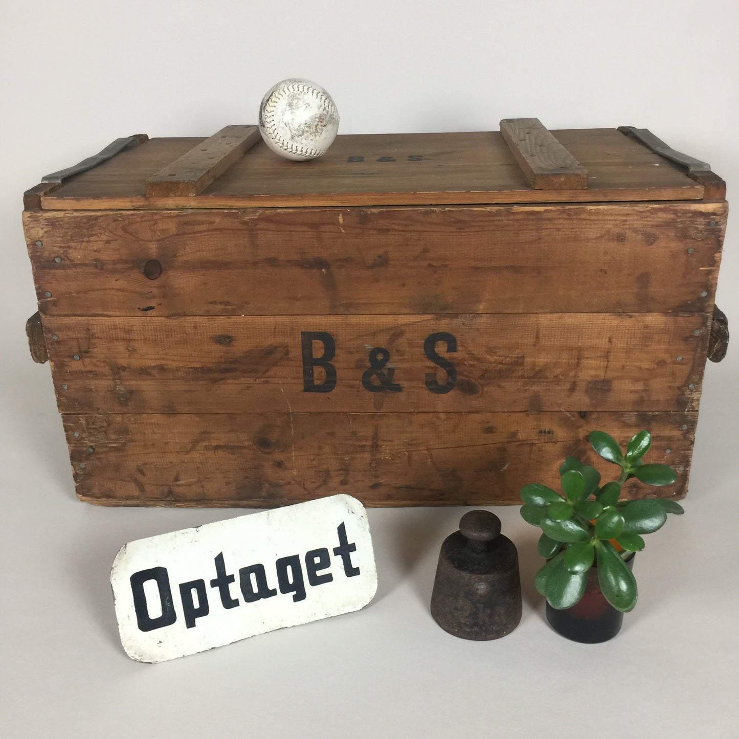 Gammelt og råt skilt med fin skrifttype