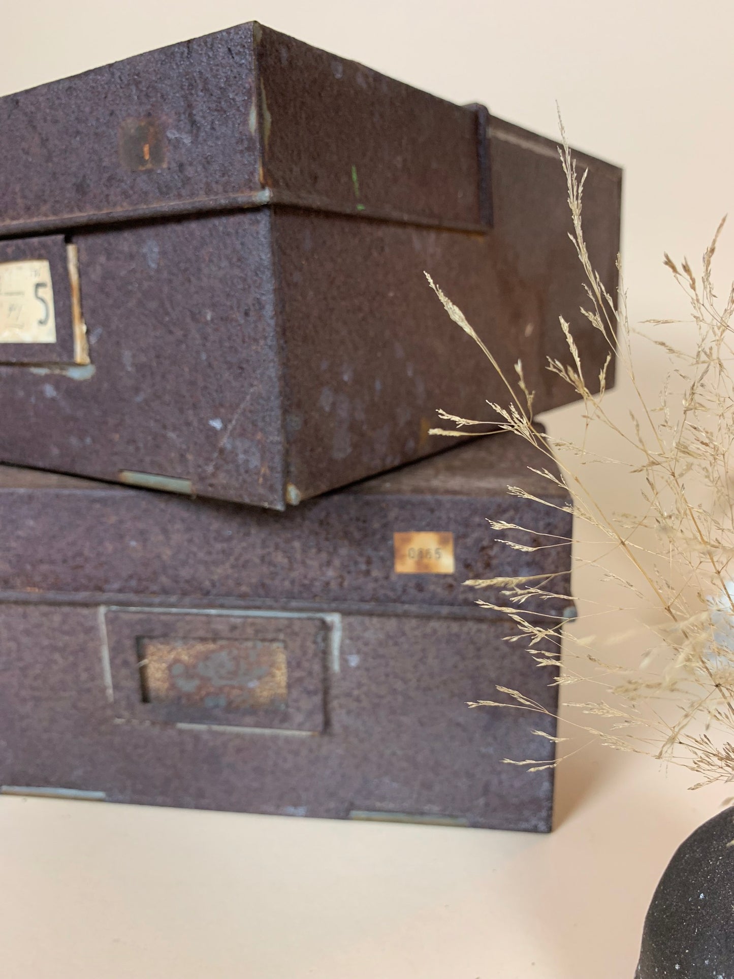 Metalkasse med lækker patina (prisen er pr. stk.)