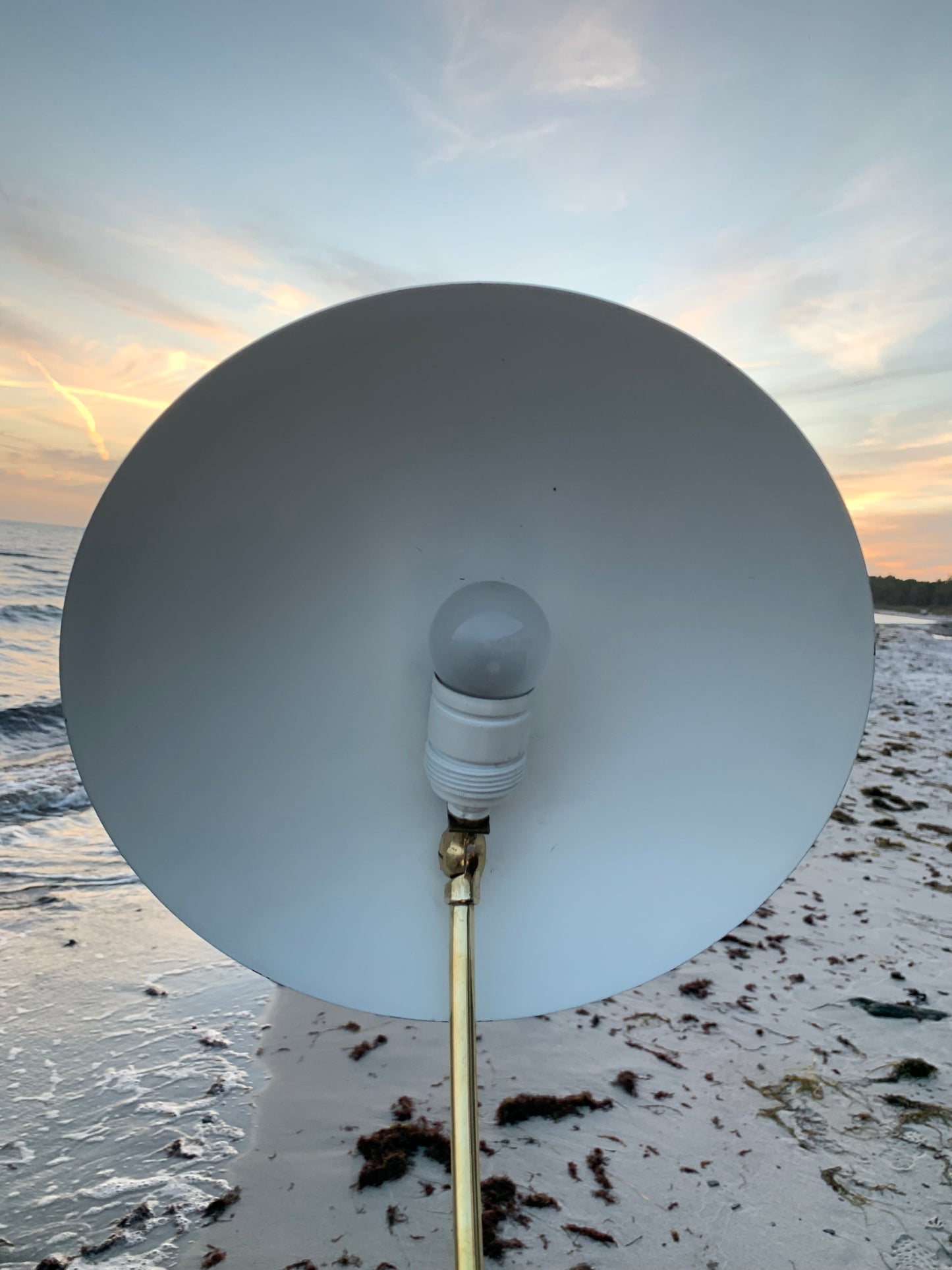 Cosack lampe - Cremefarve med messingarm