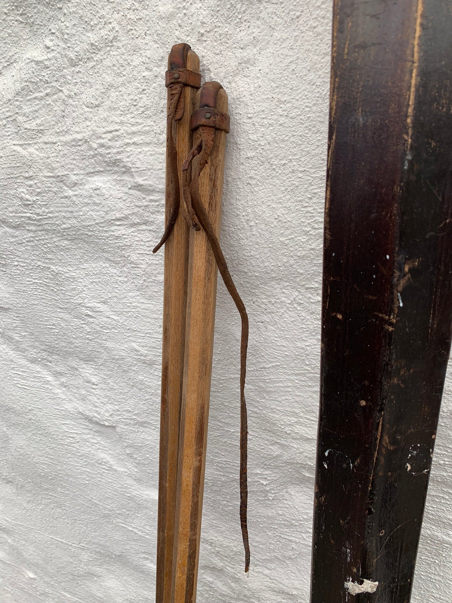 Dekorative ski med stave
