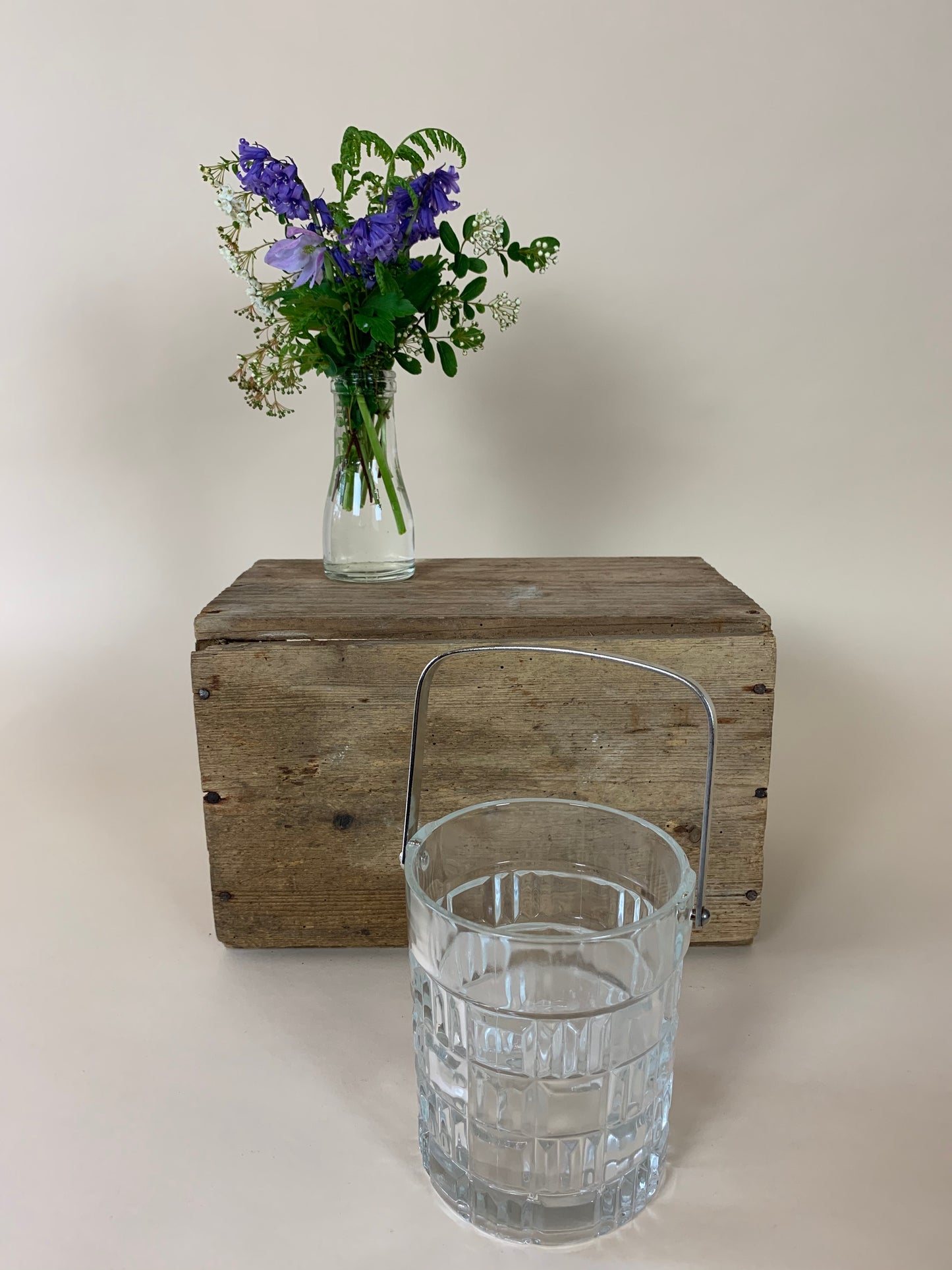 Isspand i glas med mønster og hank