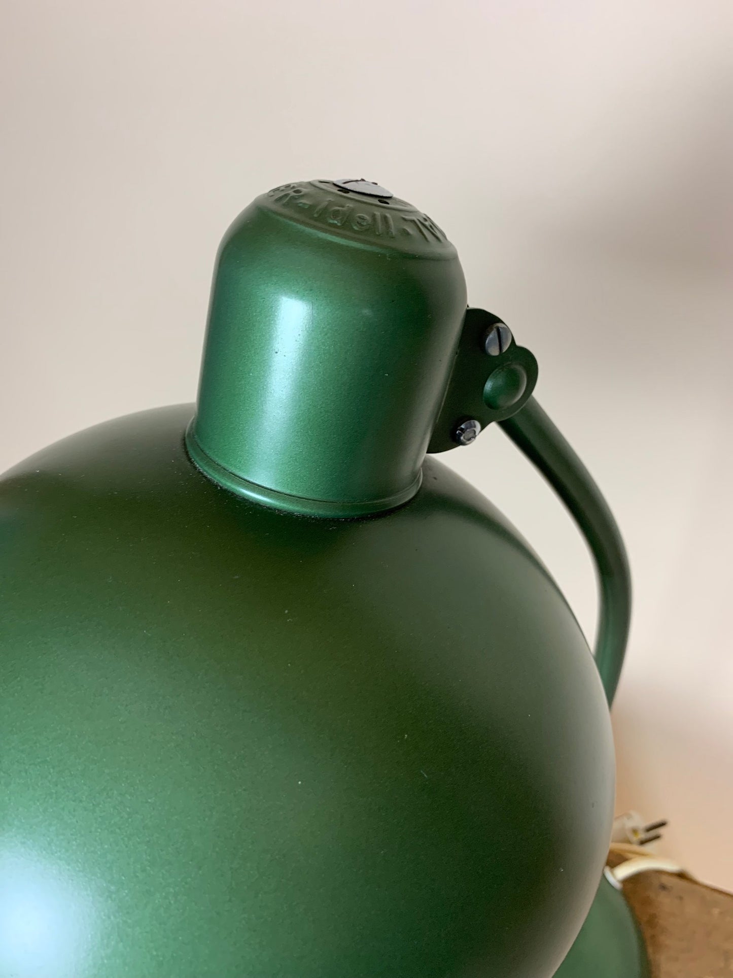 Grøn Kaiser Idell lampe - designet af Christian Dell