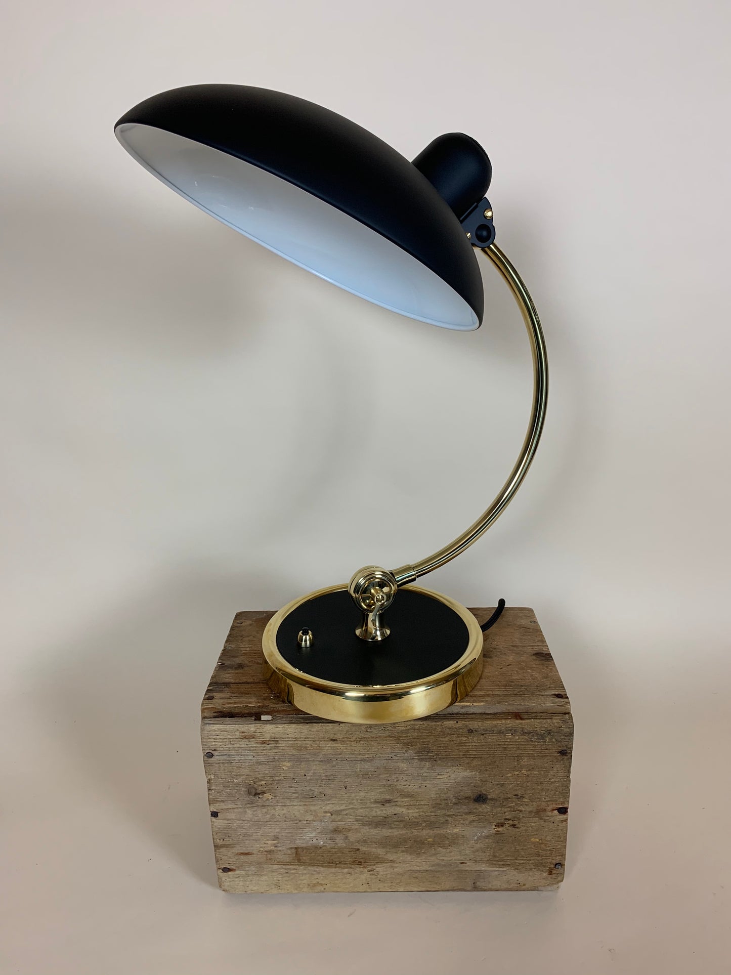 Kaiser Idell bordlampe - Mat sort med messing