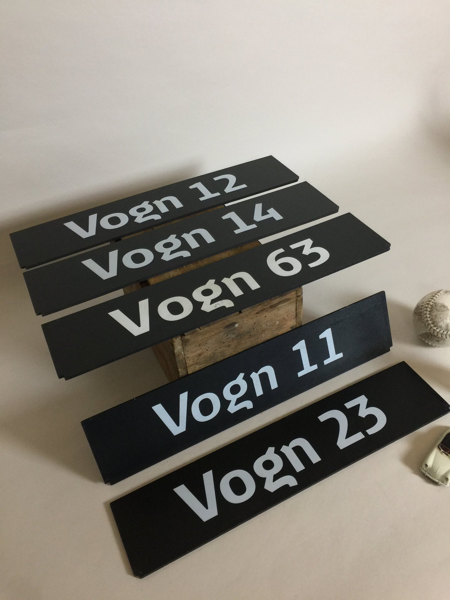 Skønne skilte fra DSB tog (prisen er for alle fem)