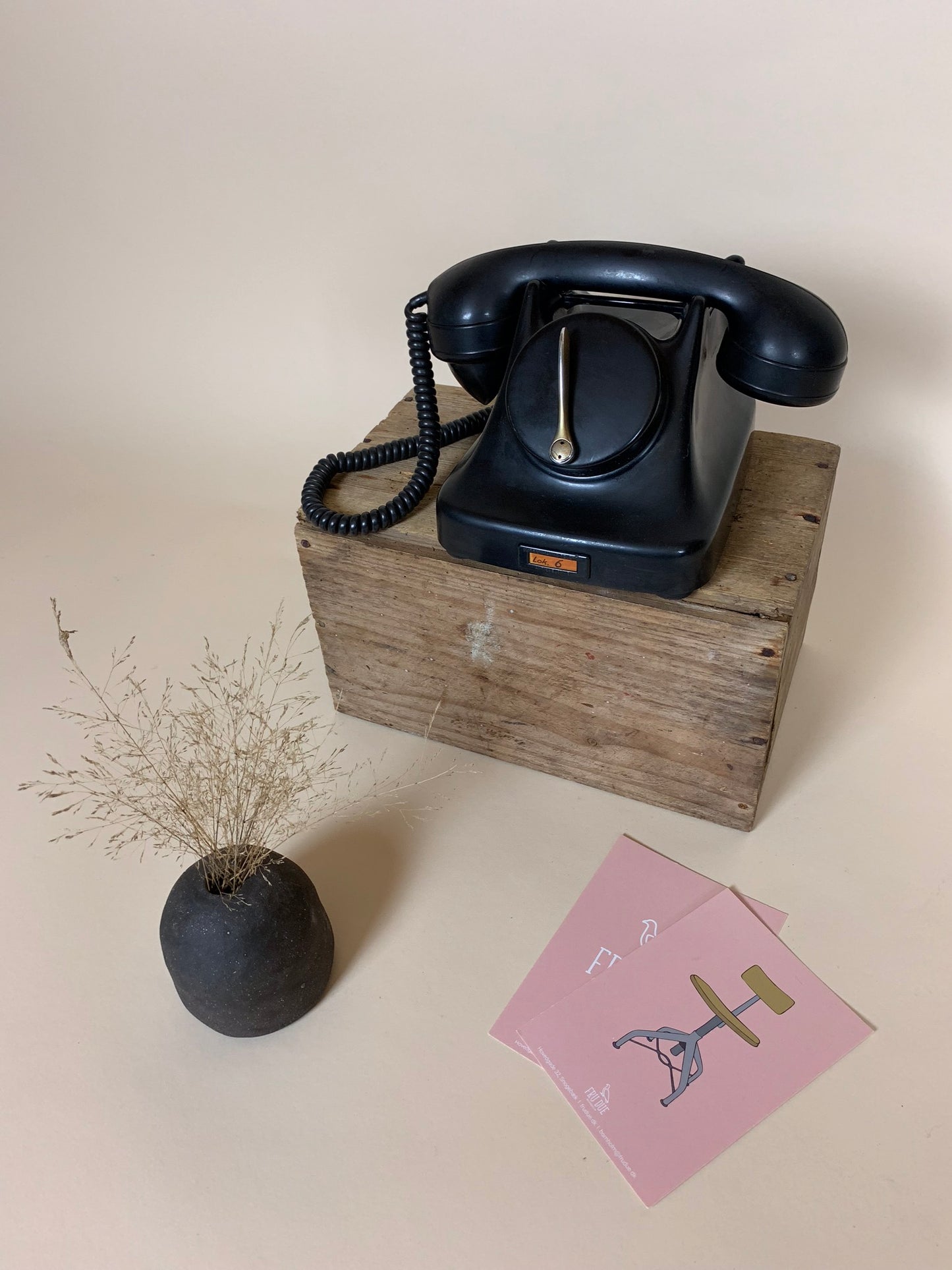 Gammel sort bakelit telefon