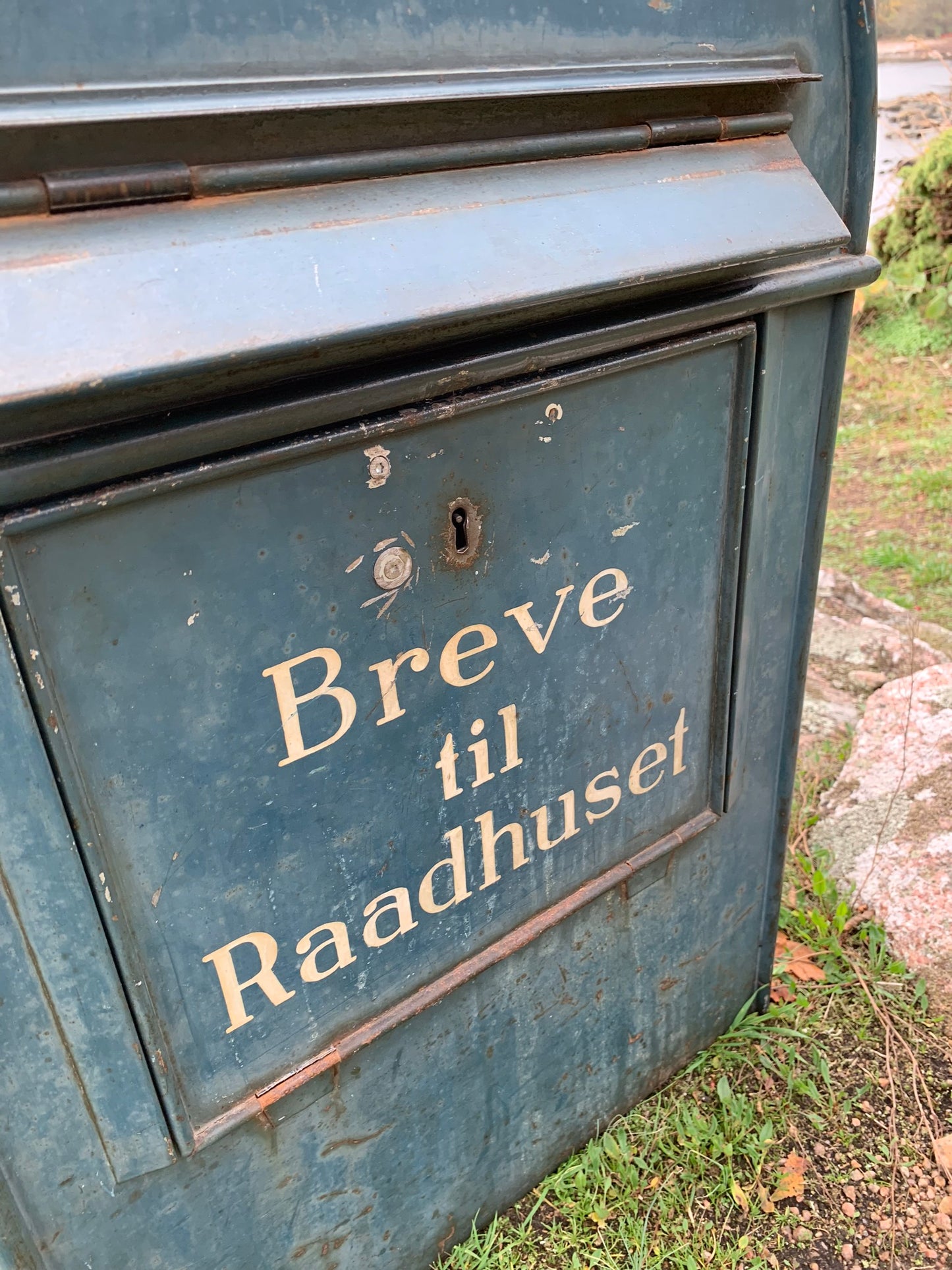 Postkasse i det velkendte design