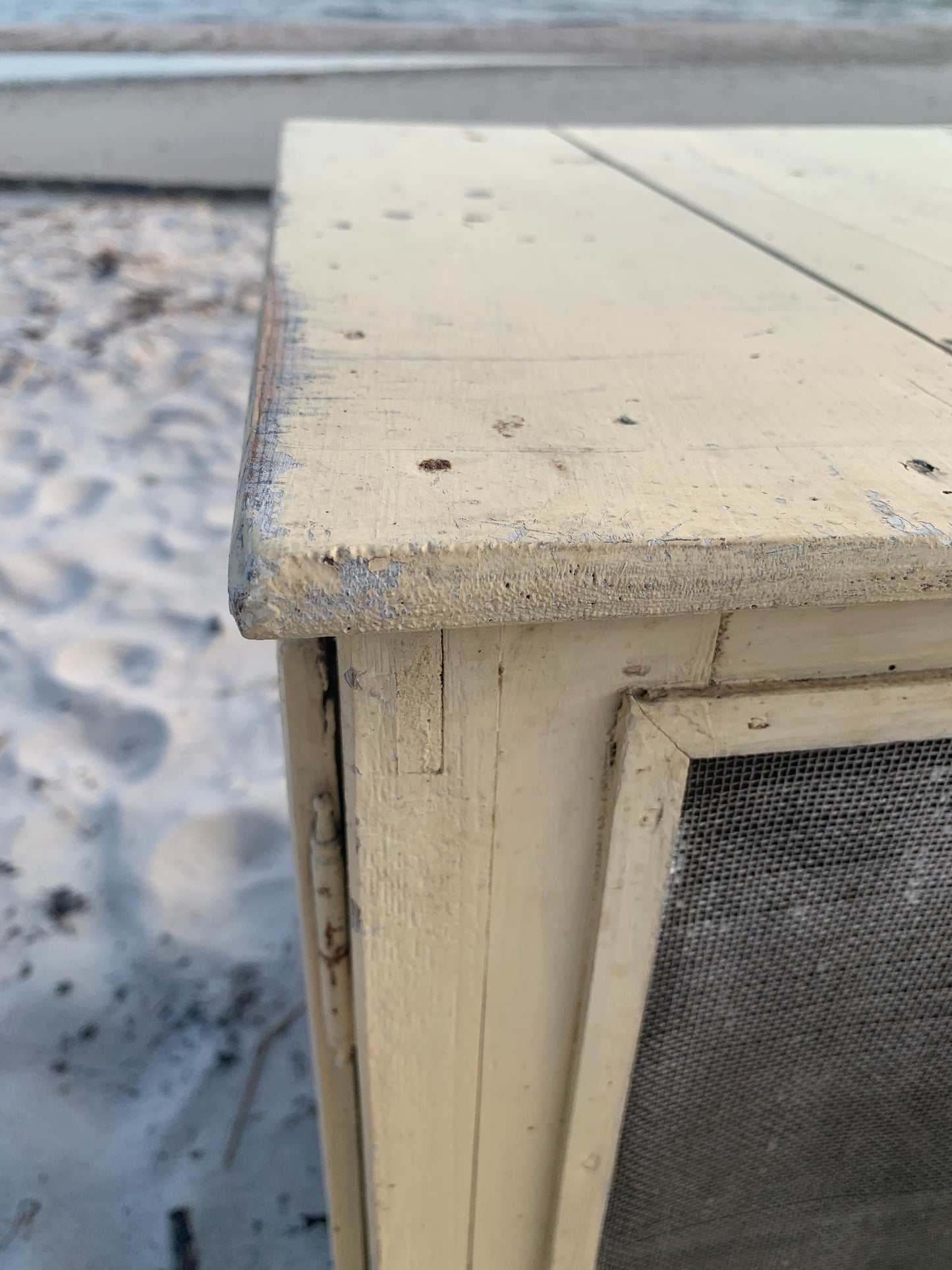 Skønt flueskab med patina