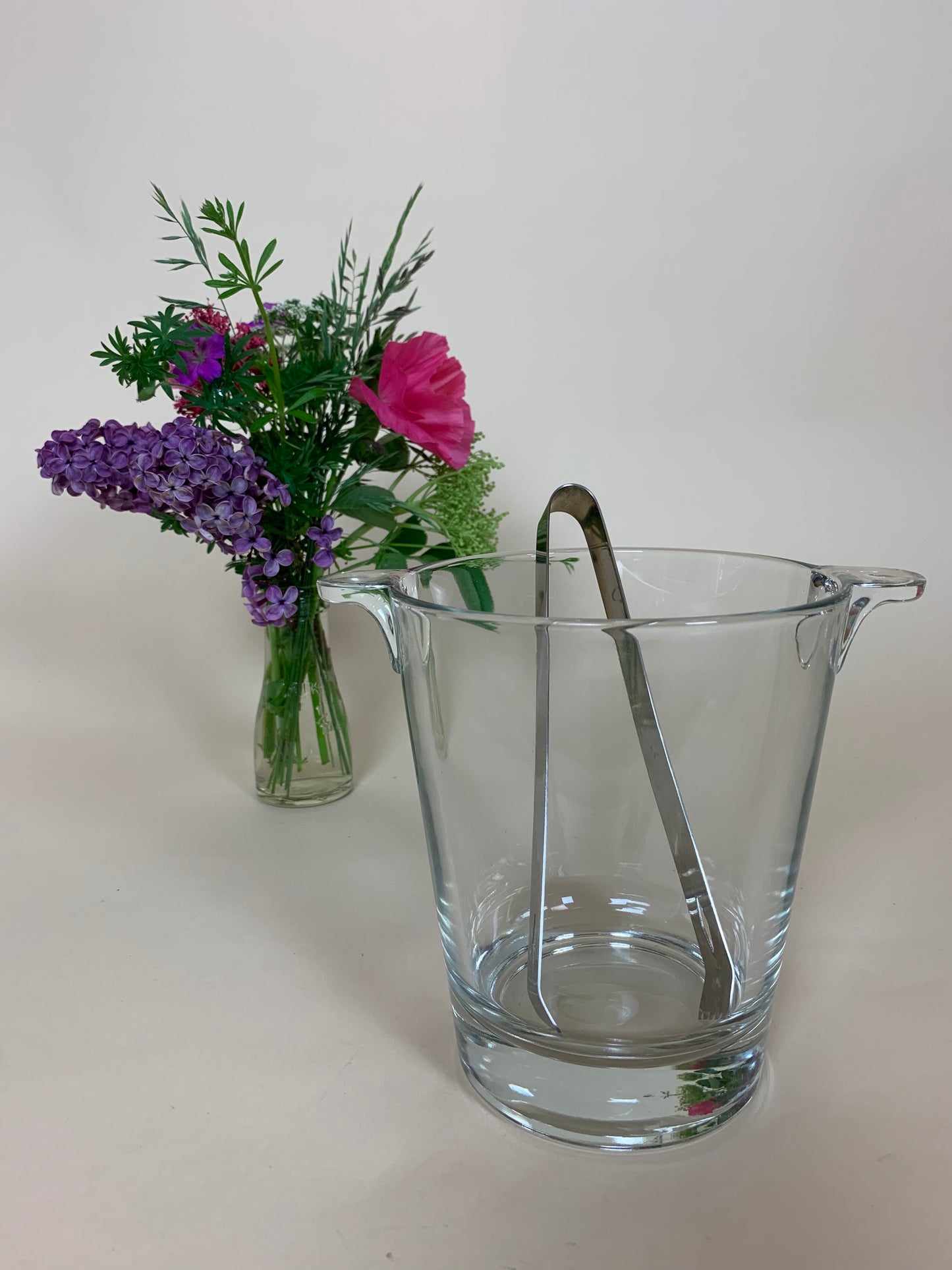 Isspand i glat glas med tang