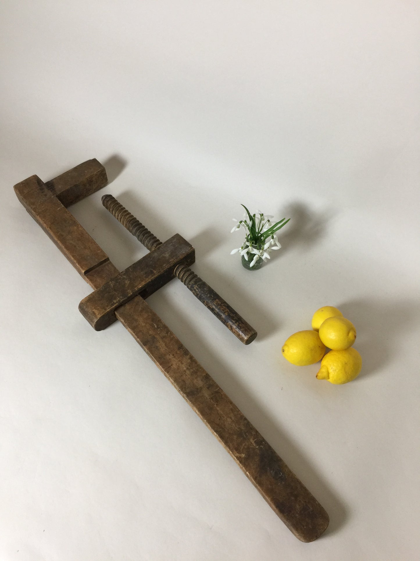 Stor gammel skruetvinge med skøn patina