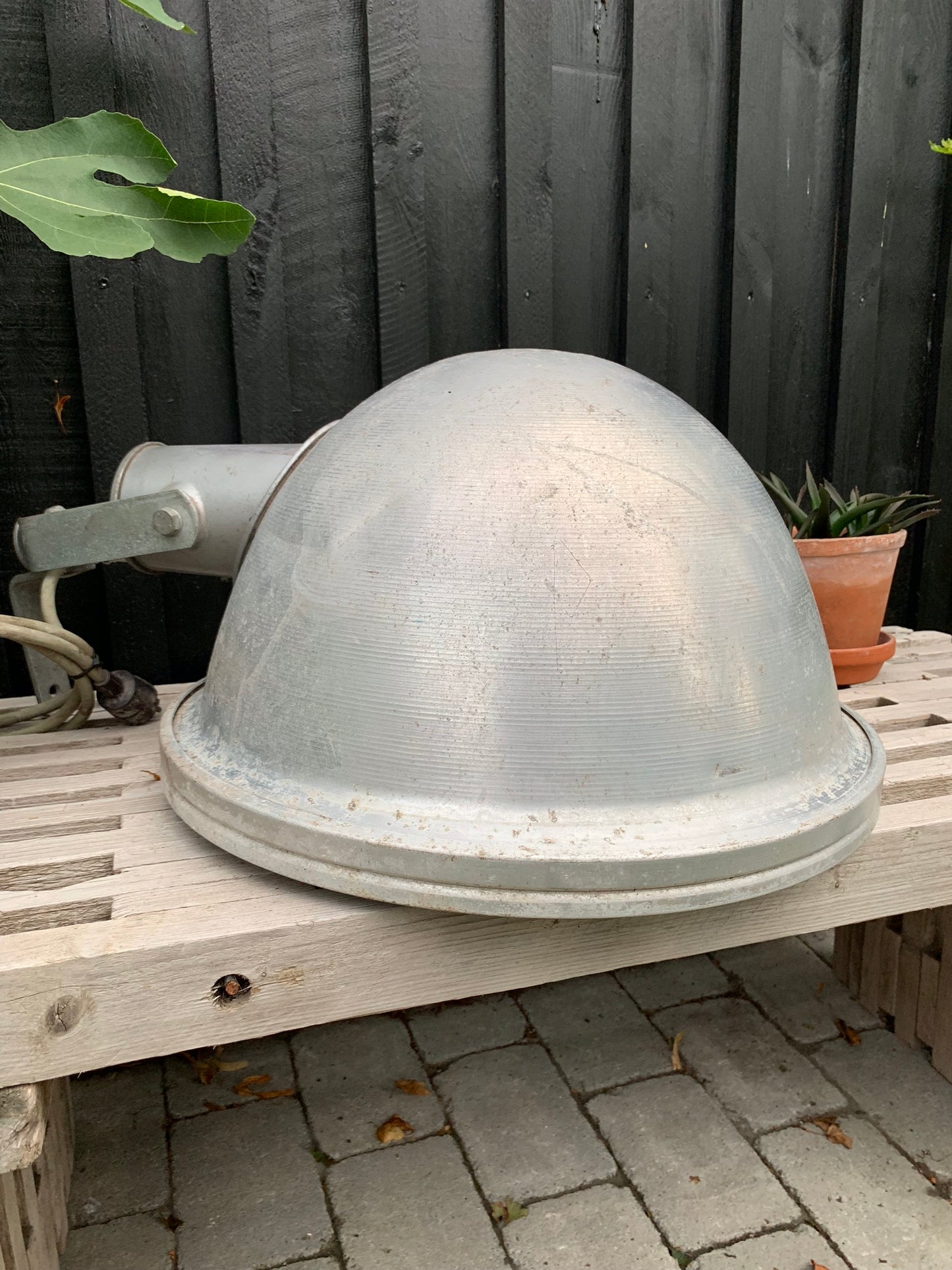 Stor rå projektør