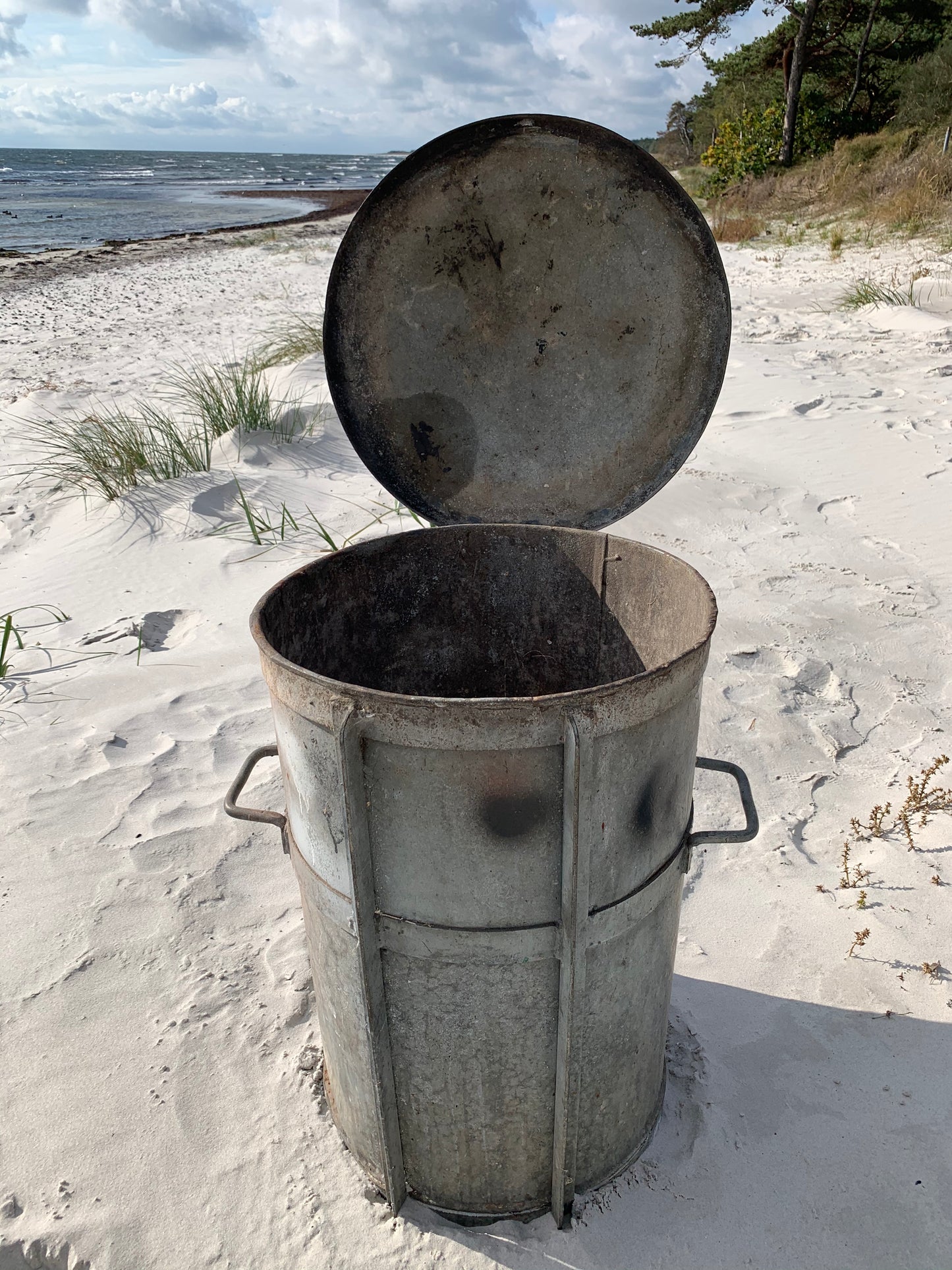 Stor og rå zinkspand med låg
