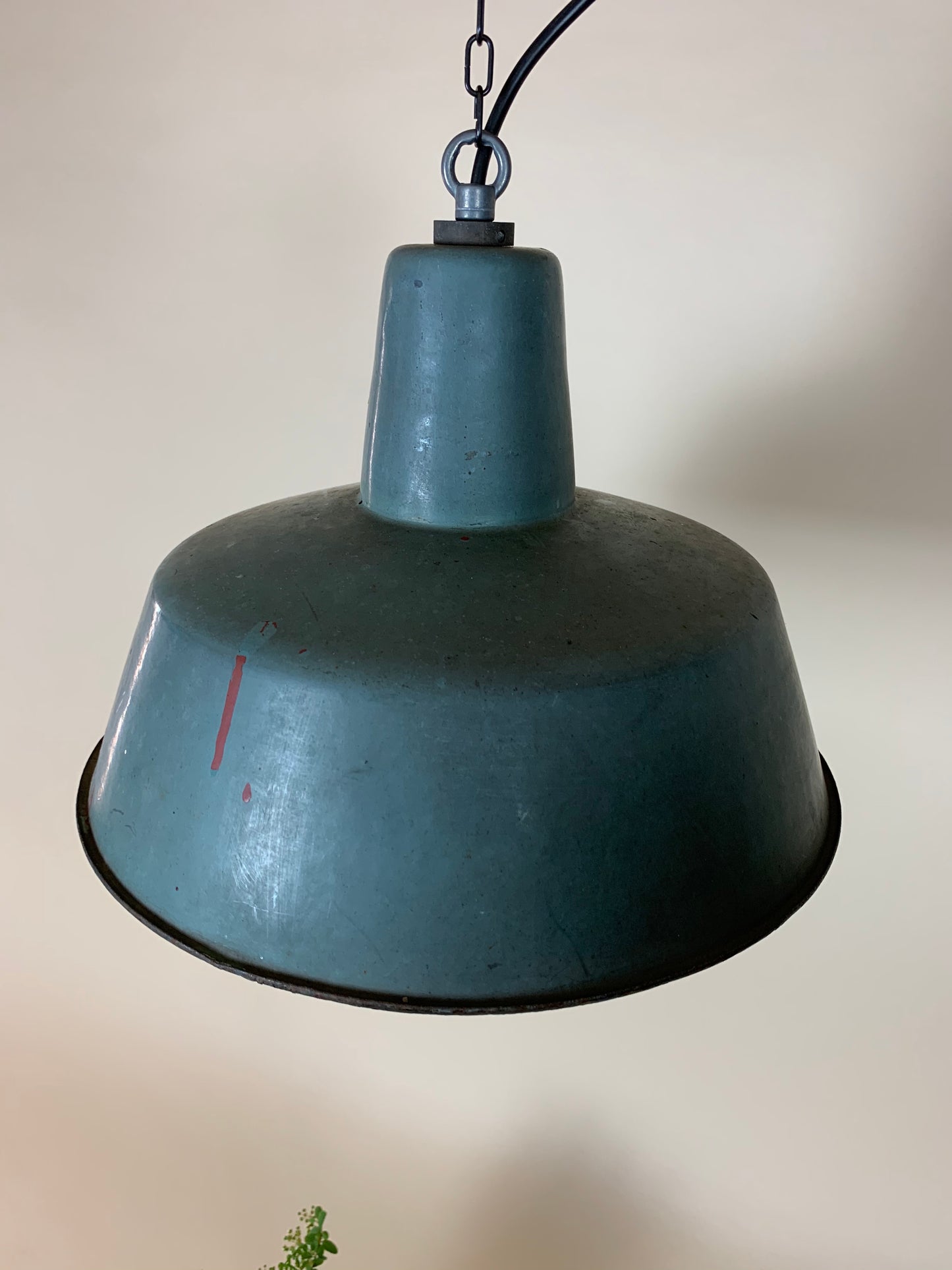 Lampe i støvet blå med masser af patina