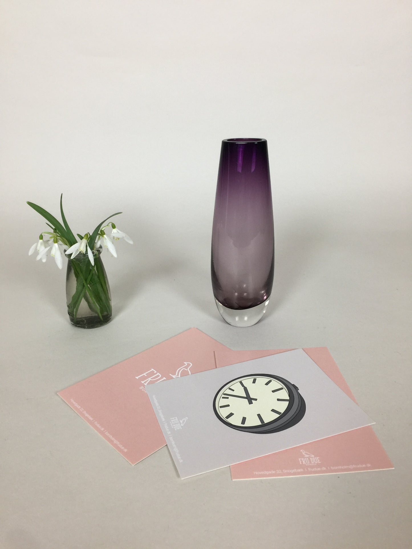 Fin vase i farvet glas
