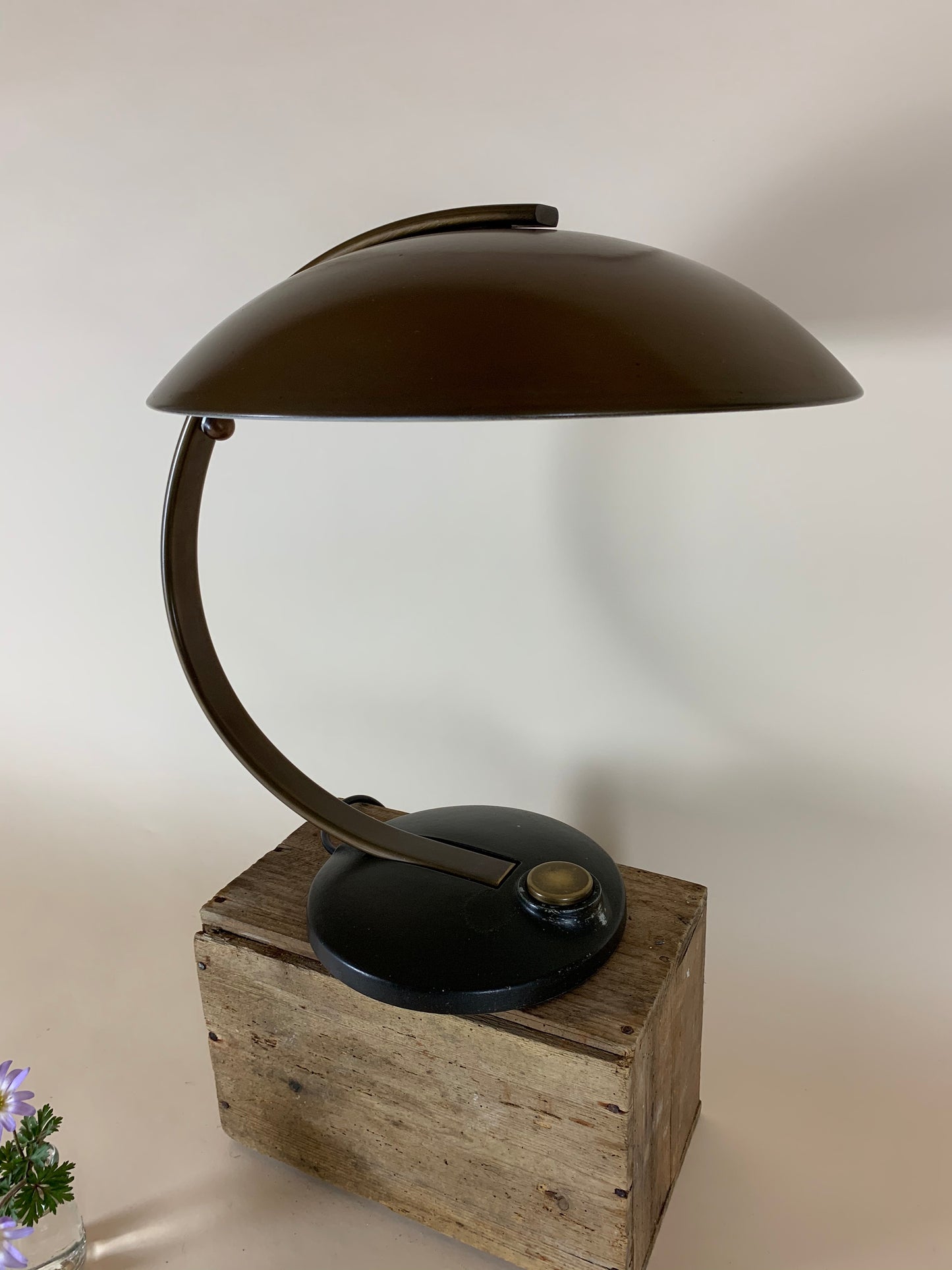 Egon Hillebrand messinglampe med sort fod