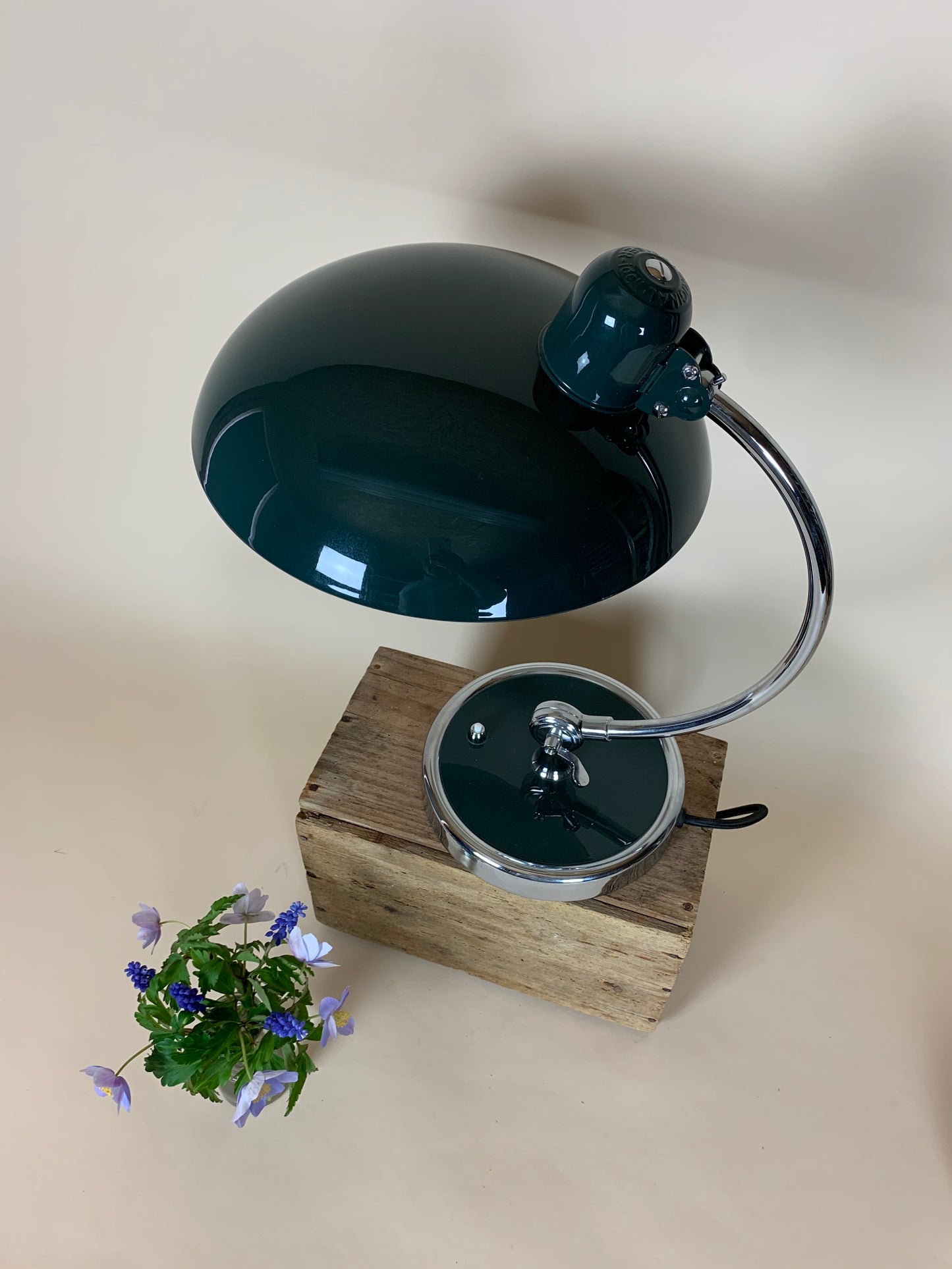 Kaiser Idell 6631 bordlampe i mørk grøn