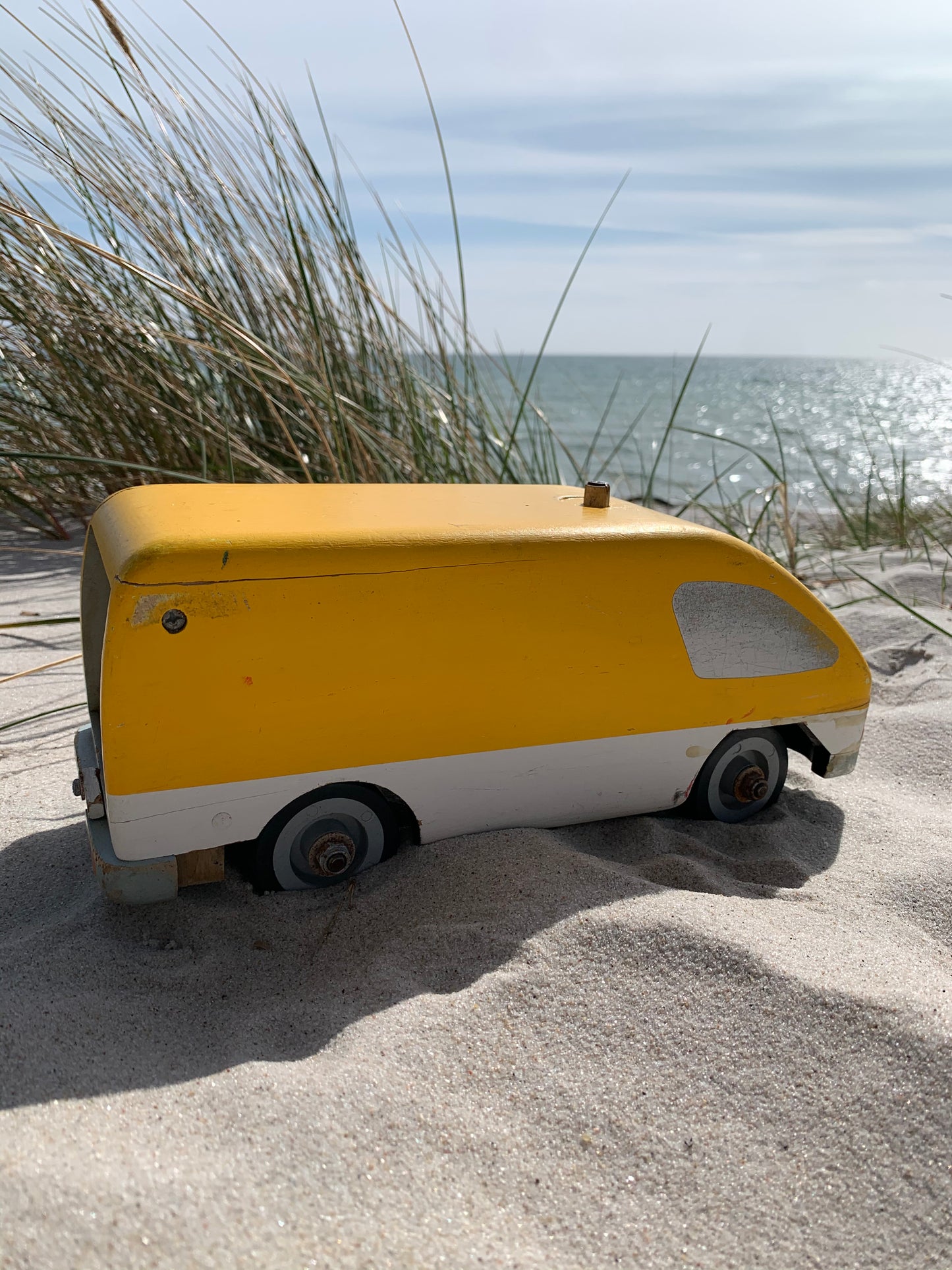 Gul legetøjsbil i træ