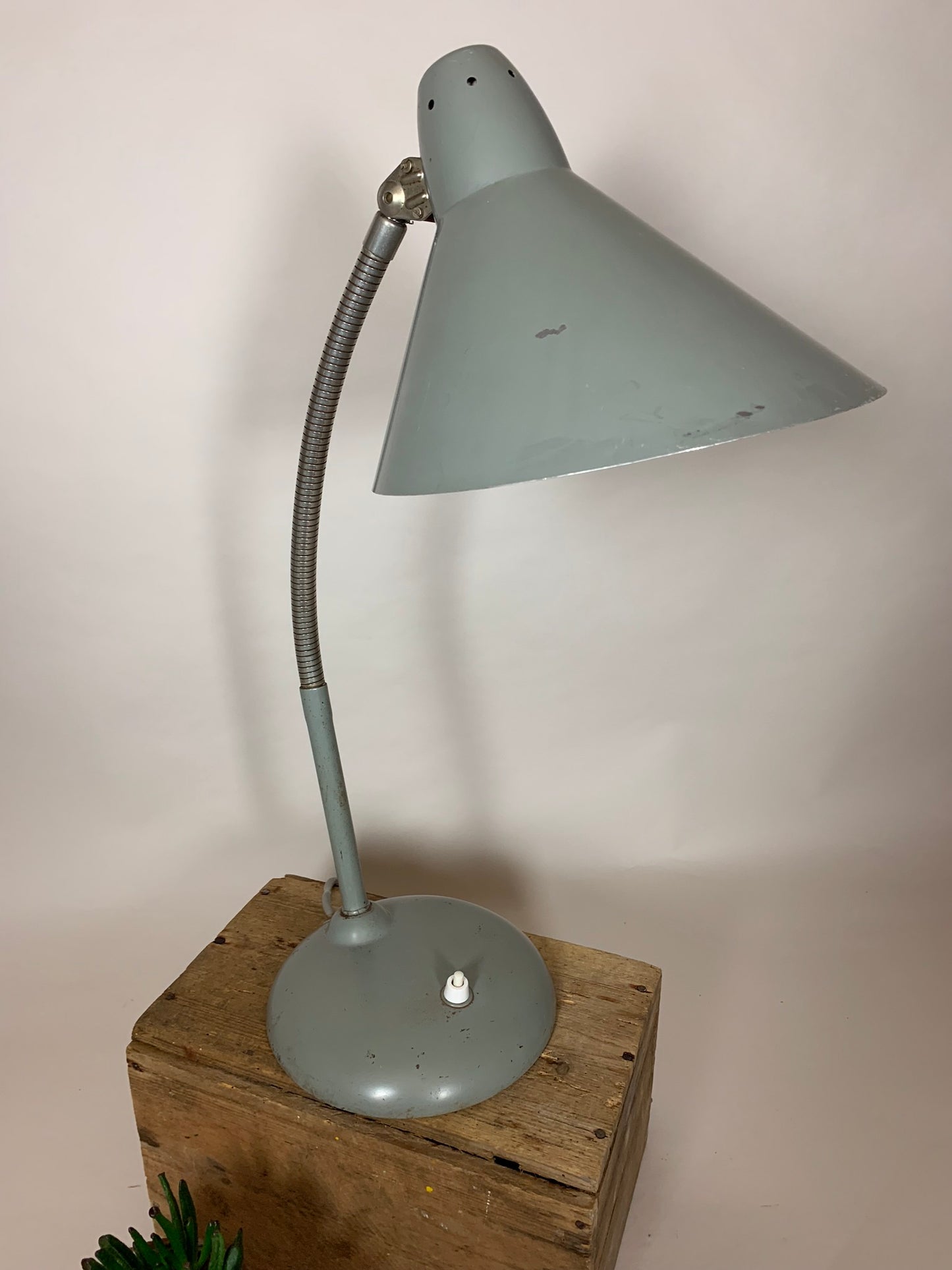 Sjov grå Hala vintagelampe med flexarm