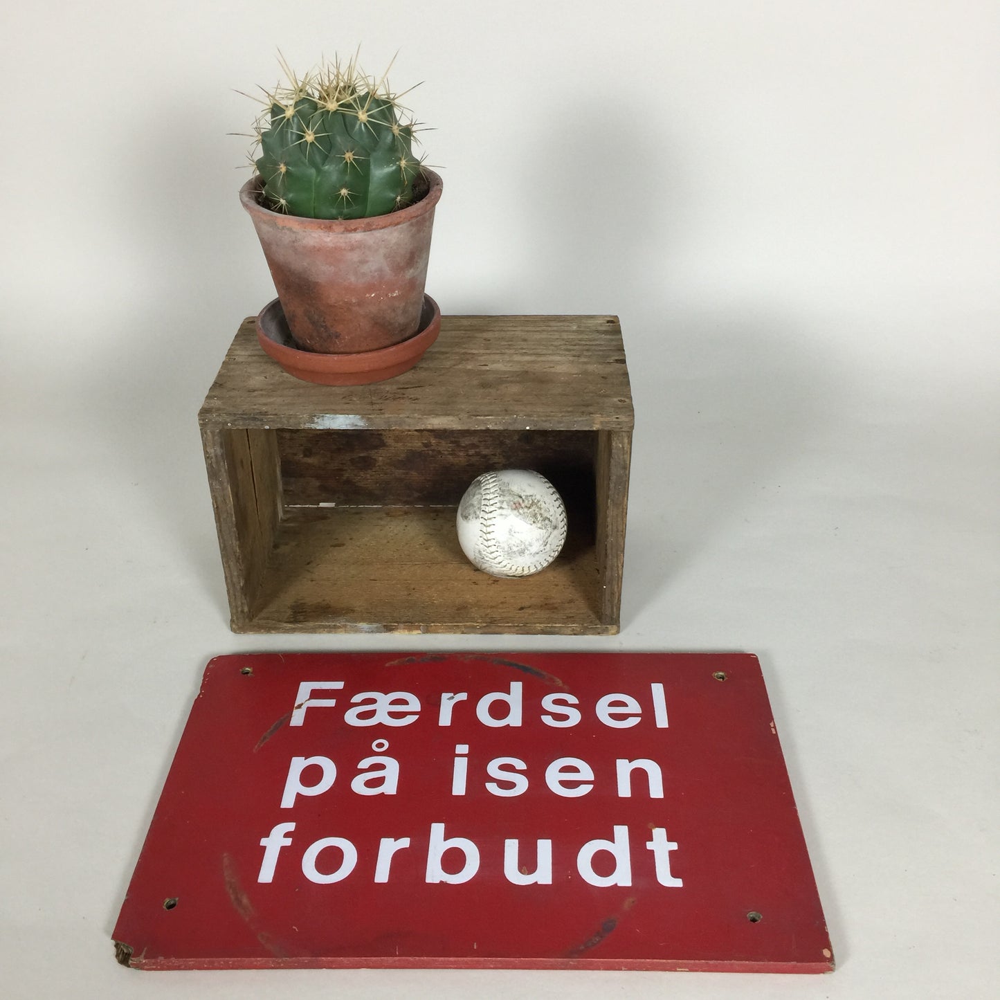 Sjovt gammelt træskilt