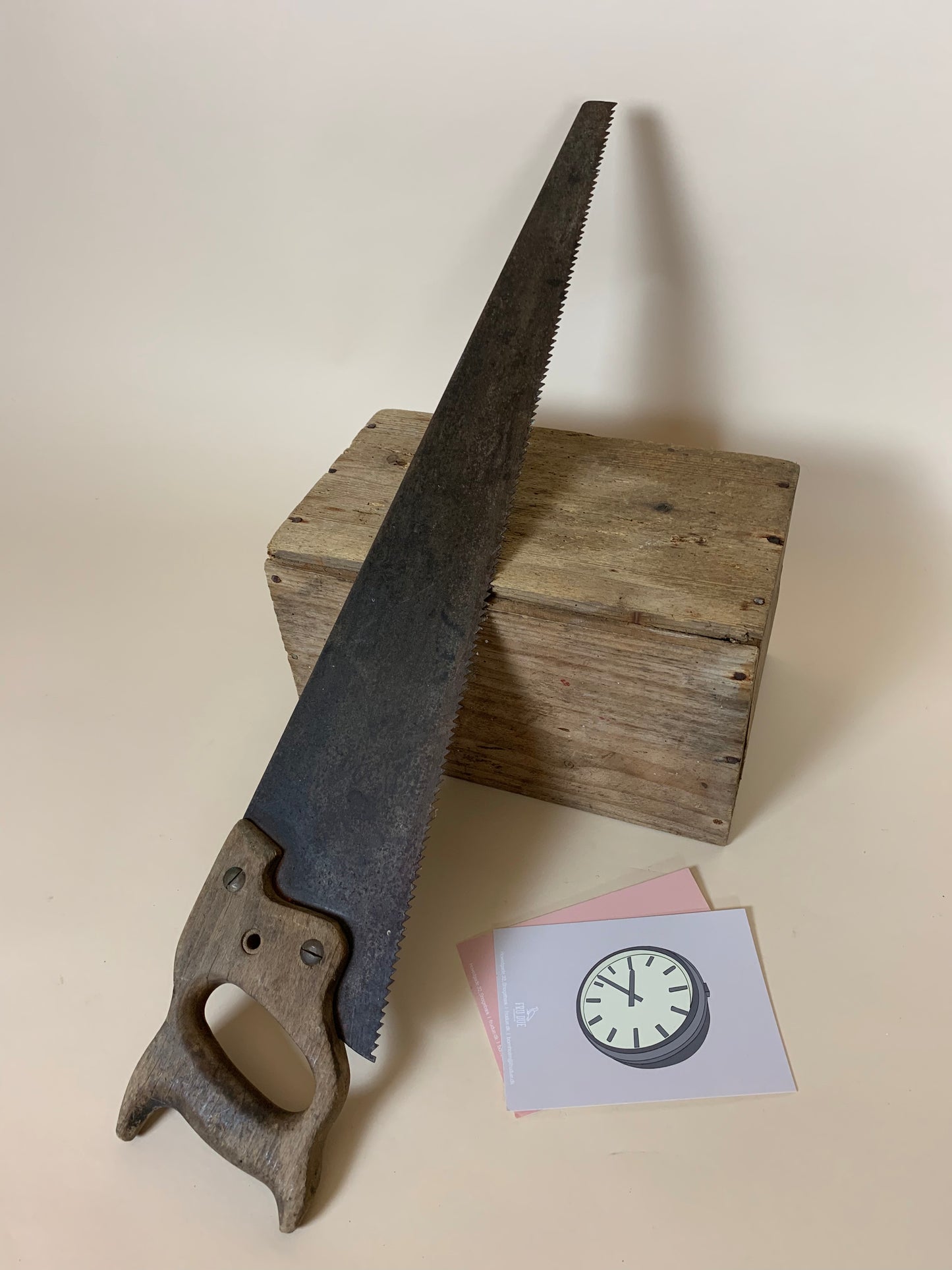 Gammel sav med trægreb