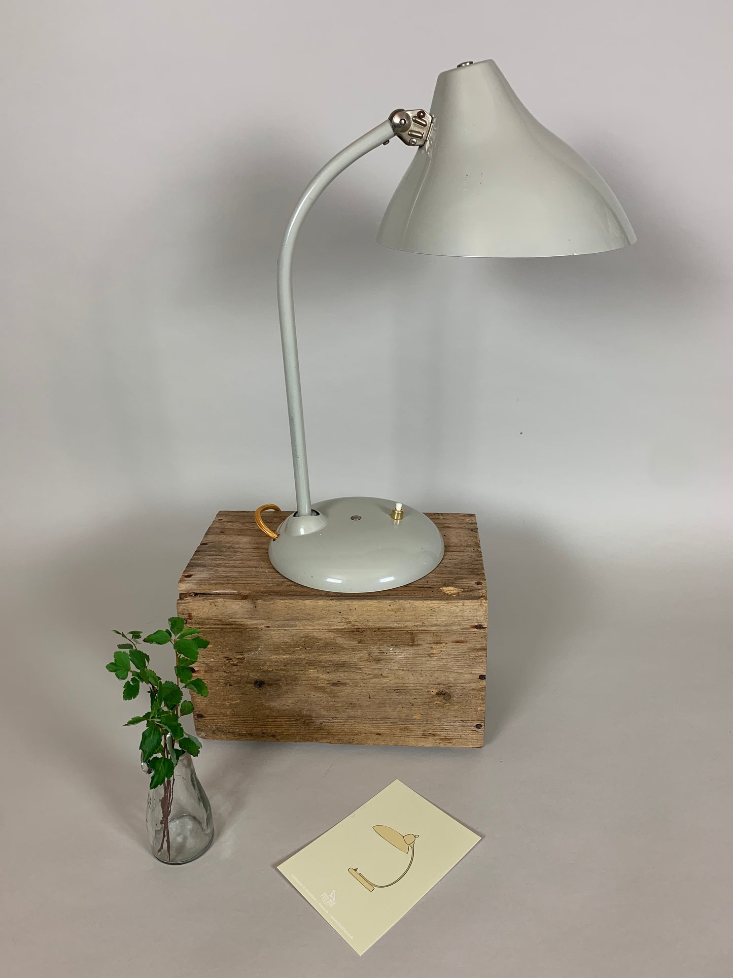 Grå Hala bordlampe med skønne bløde linier