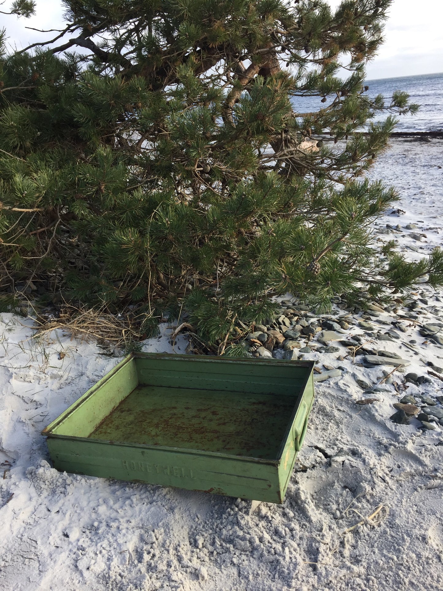 Grøn metalkasse med patina