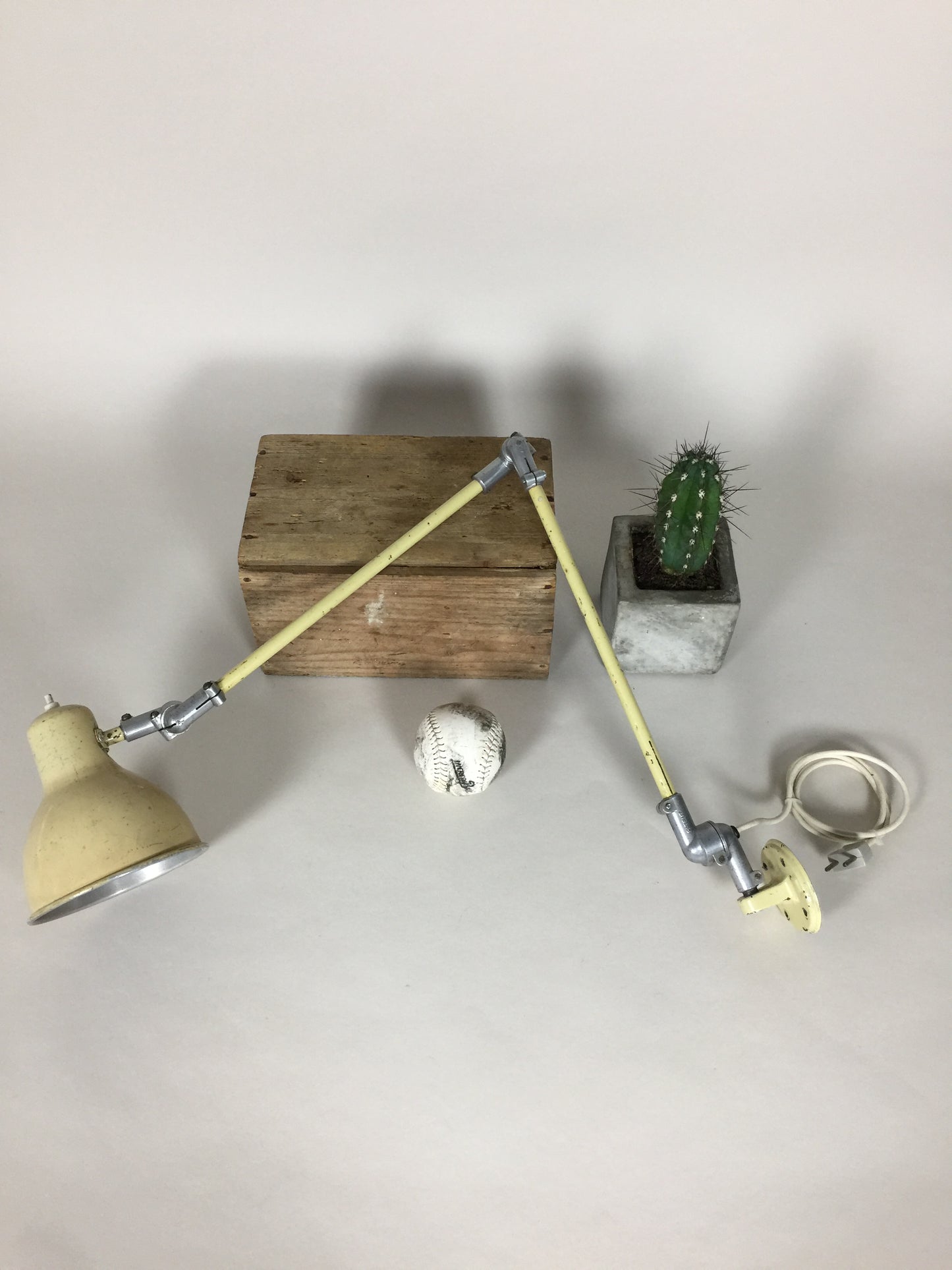 Rå og original Rijo væglampe