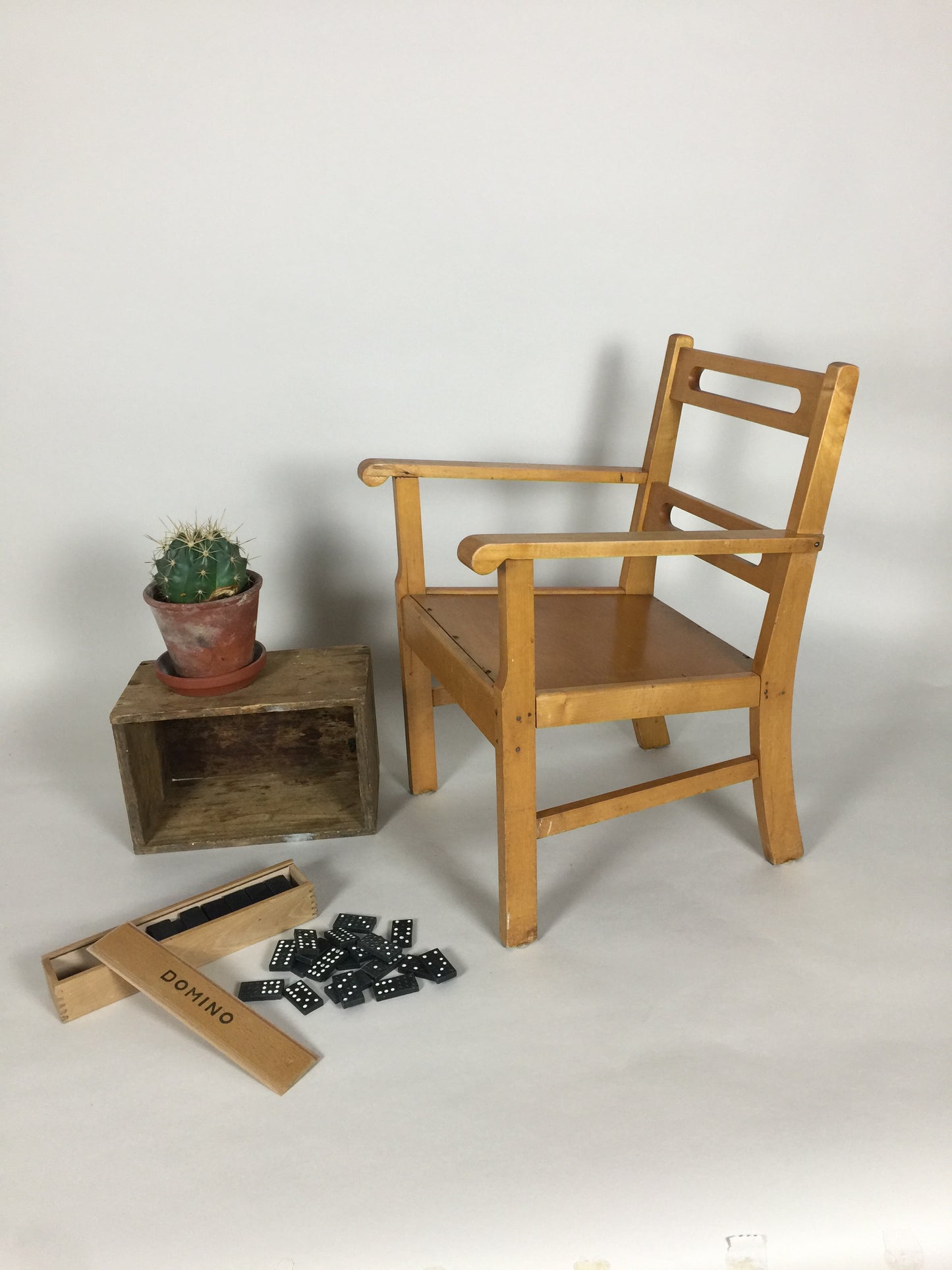 Smuk børnestol i træ, designet af Kaare Klint?