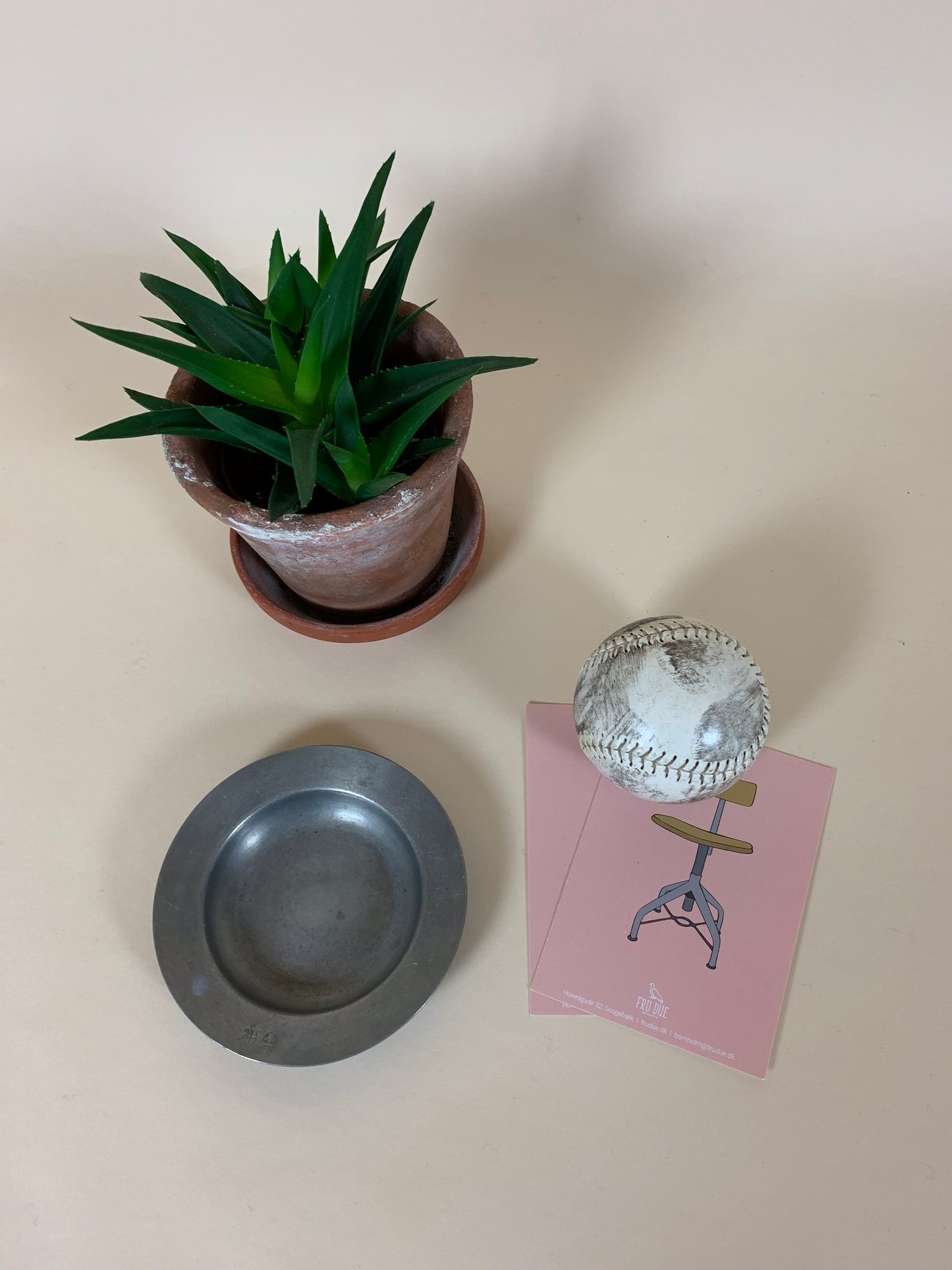 Skål i tin med stempel