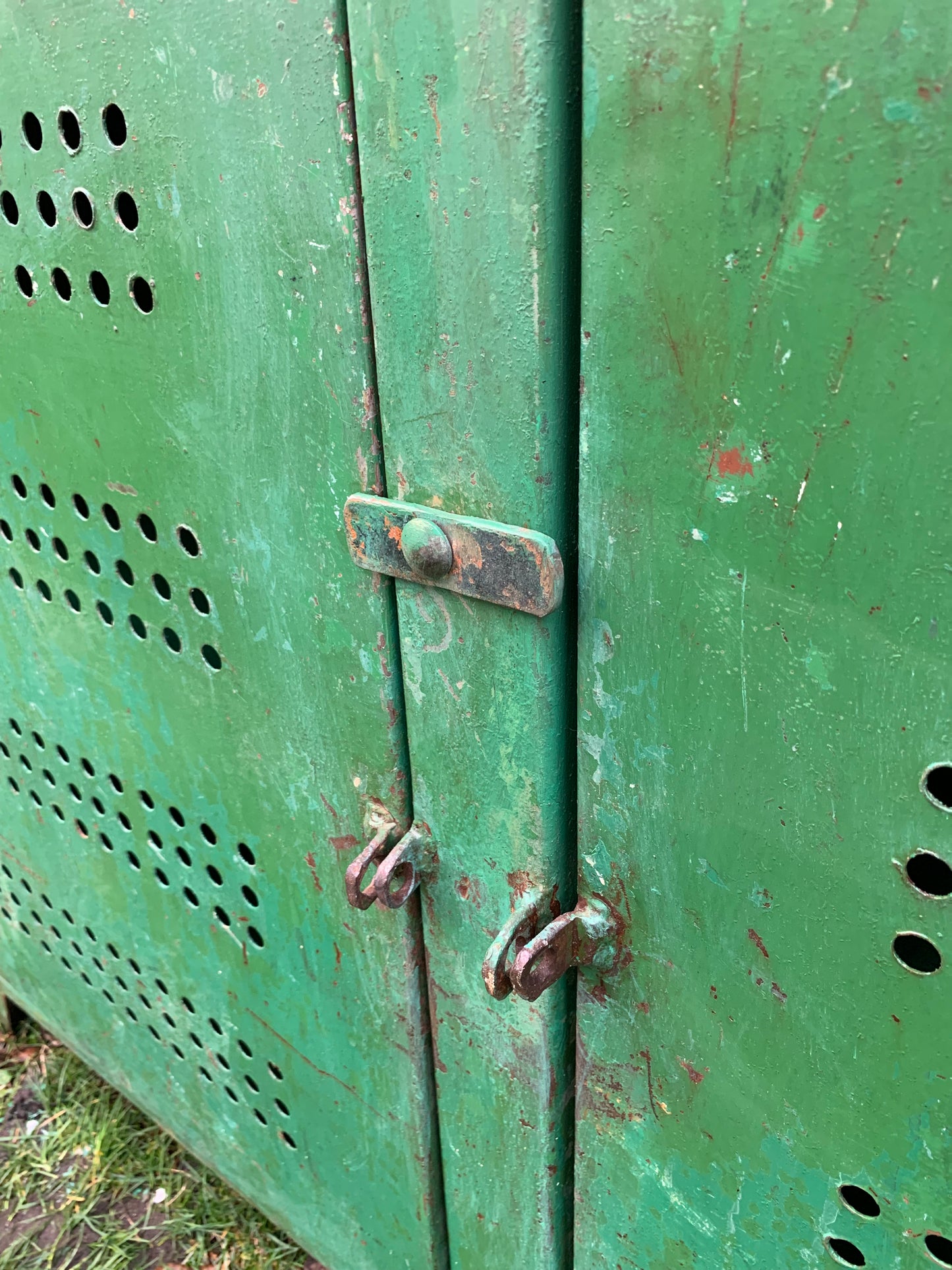 Grønt metalskab/bord med masser af rå charme