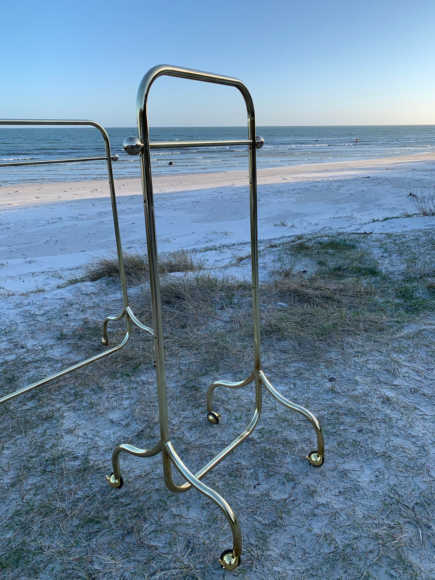 Stort messing garderobestativ med hjul (Prisen er for det store stativ på billederne)