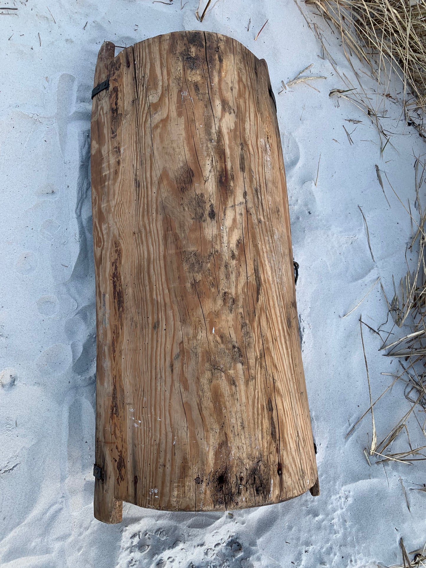 Stort gammelt sulefad med detaljer i jern