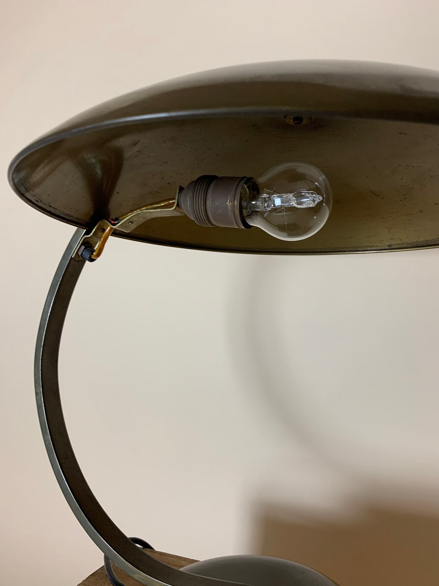 Gleibo lampe af Egon Hillebrand i mørkpoleret messing
