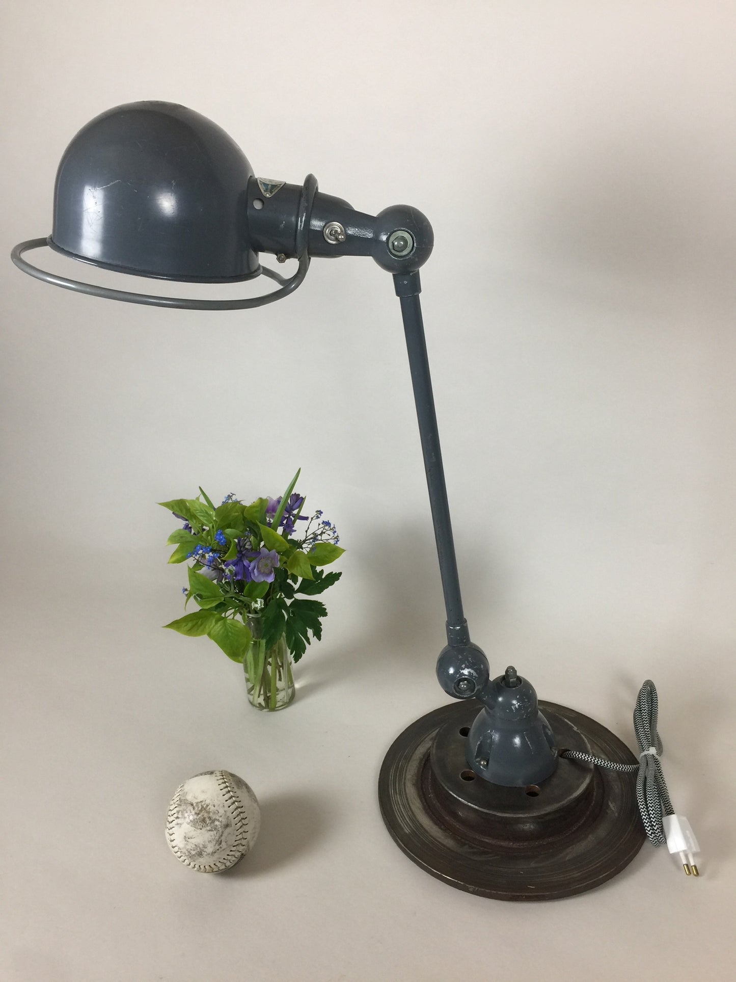 Jieldé bordlampe i grå med tænd/sluk kontakt